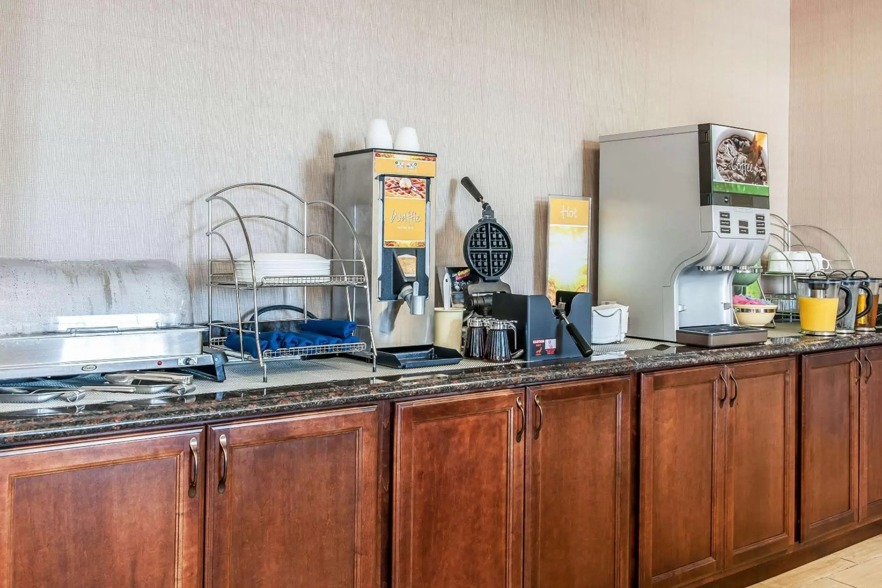 Restaurant/places to eat, Kitchen/Kitchenette in Quality Inn Findlay