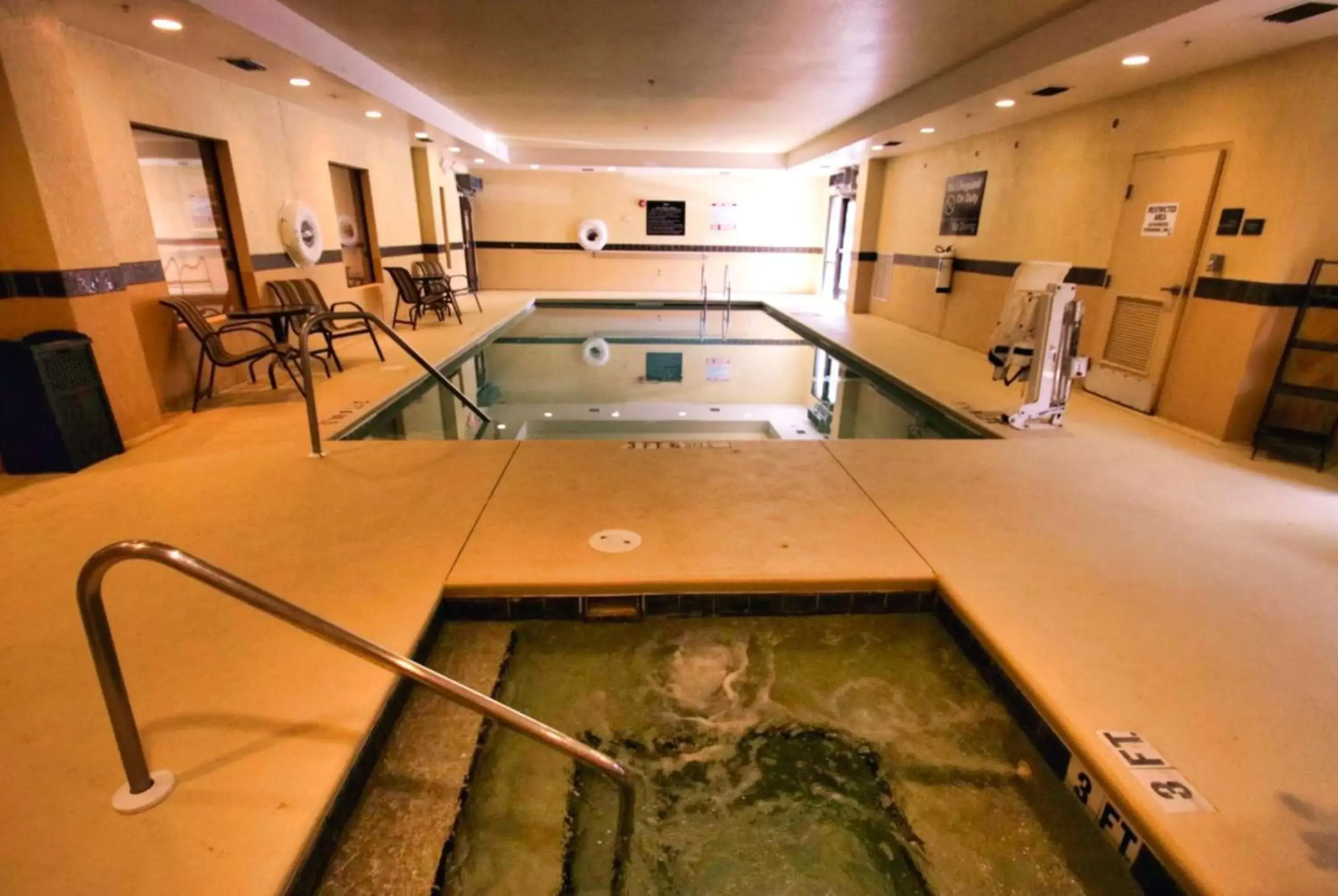 Pool view in Hampton Inn & Suites Jacksonville Beach Boulevard/Mayo Clinic