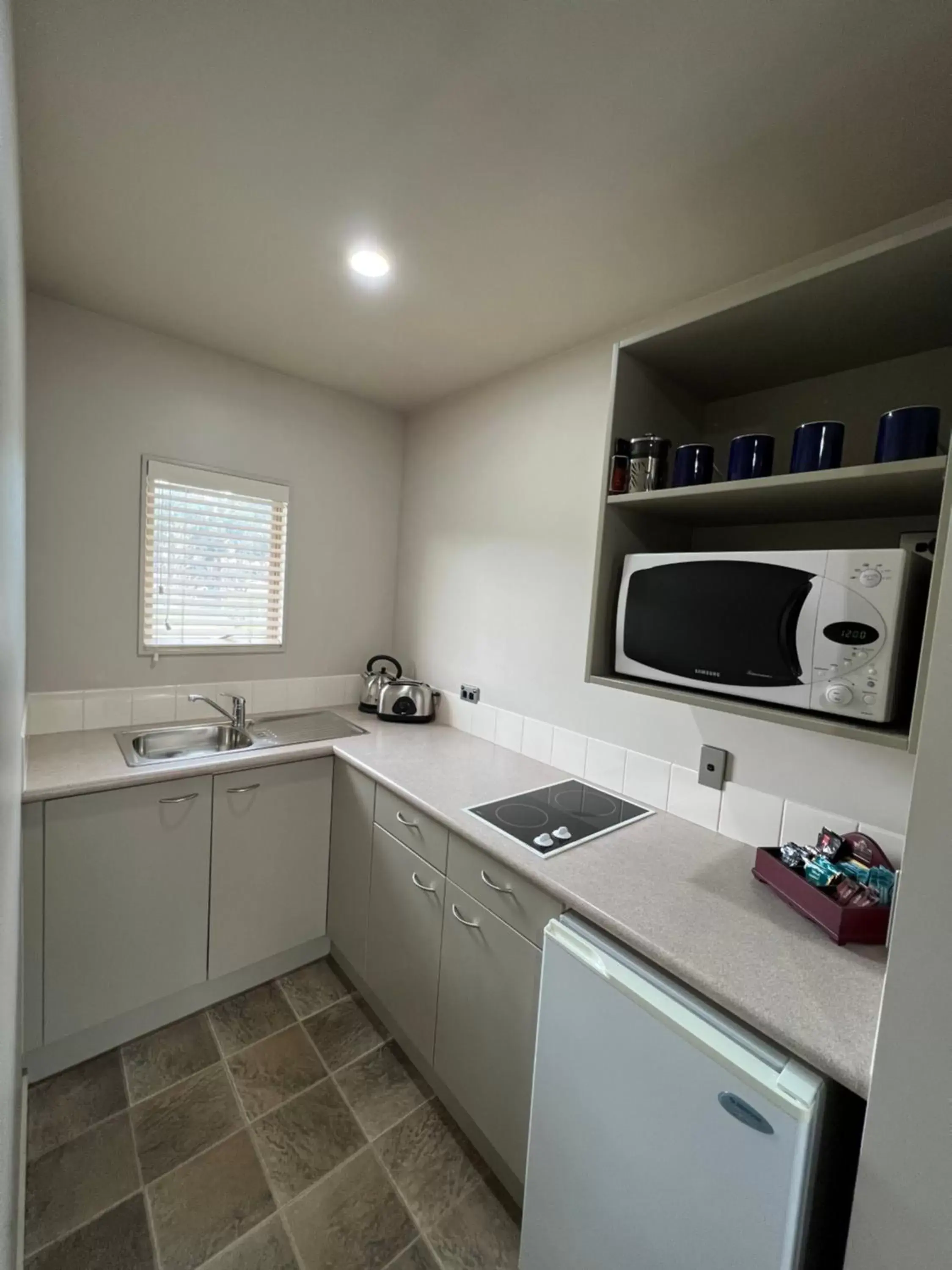 Kitchen/Kitchenette in The Suites Ashburton