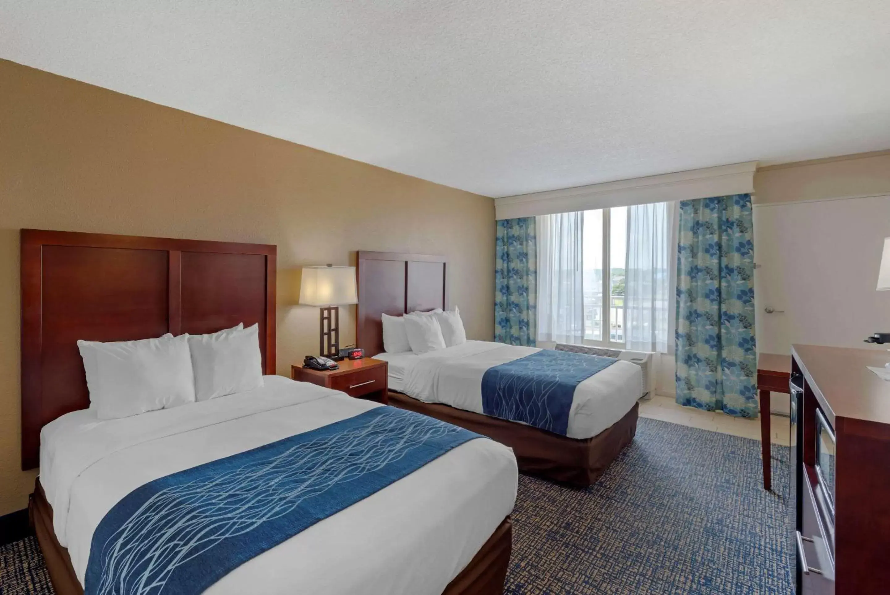 Photo of the whole room, Bed in Comfort Inn on the Ocean