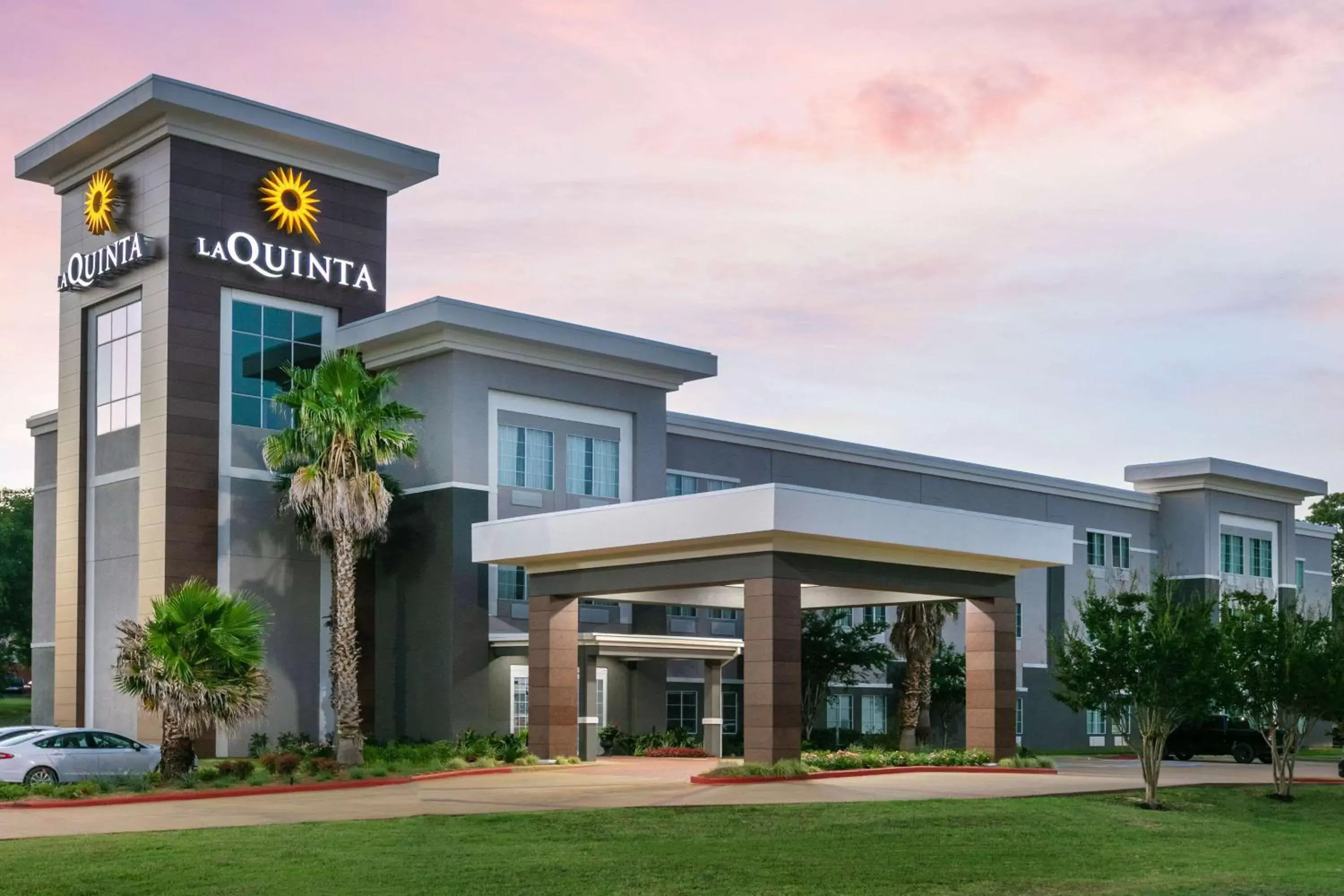 Property building in La Quinta by Wyndham Jacksonville, Texas Property building in La Quinta by Wyndham Jacksonville, Texas