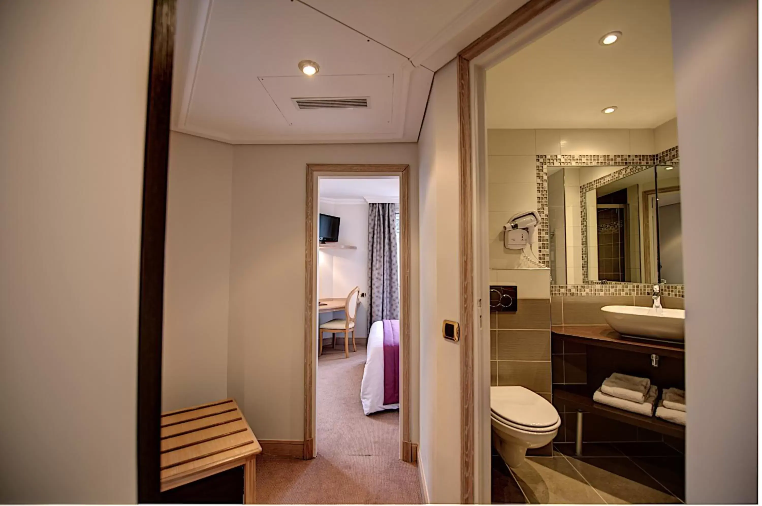 Photo of the whole room, Bathroom in Hôtel Du Midi Paris Montparnasse
