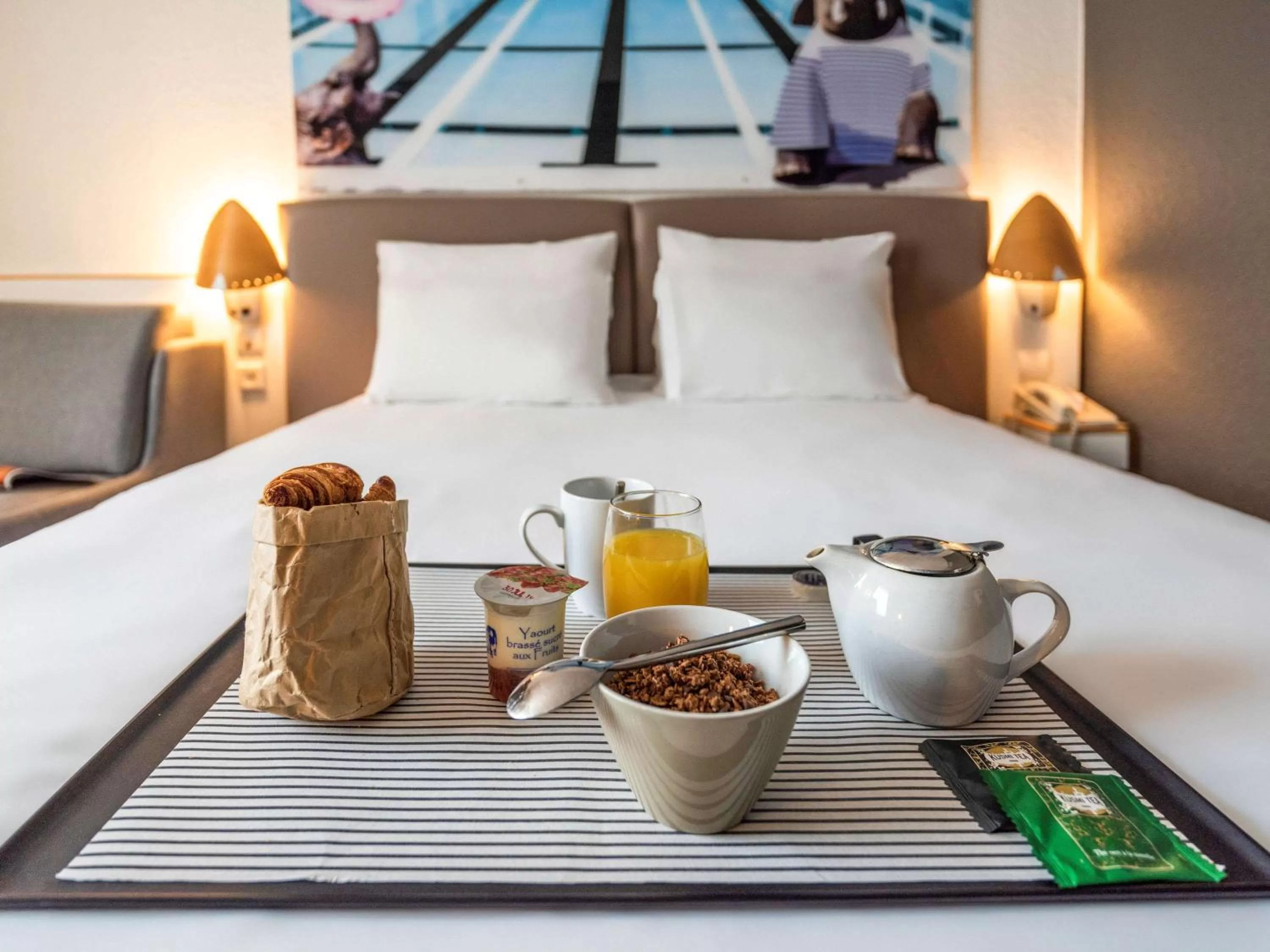 Photo of the whole room, Bed in Hotel Novotel Evry Courcouronnes