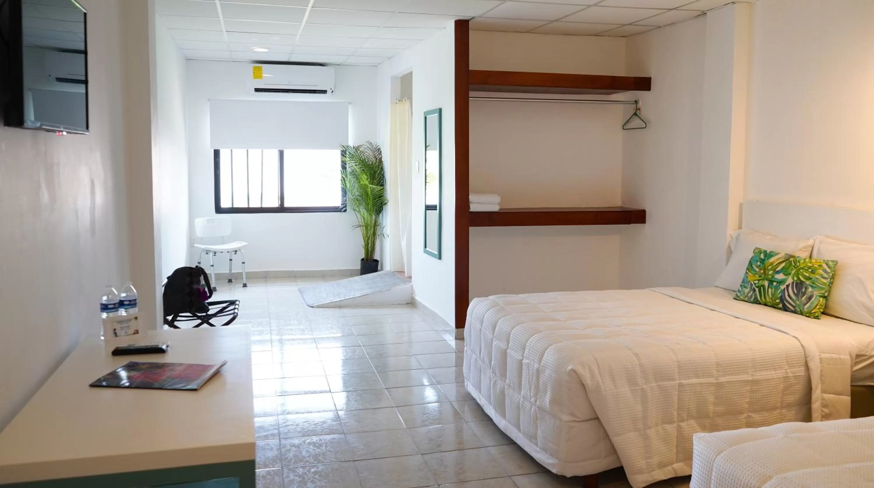 Photo of the whole room, Bed in Hotel & Suites Arges - Centro Chetumal