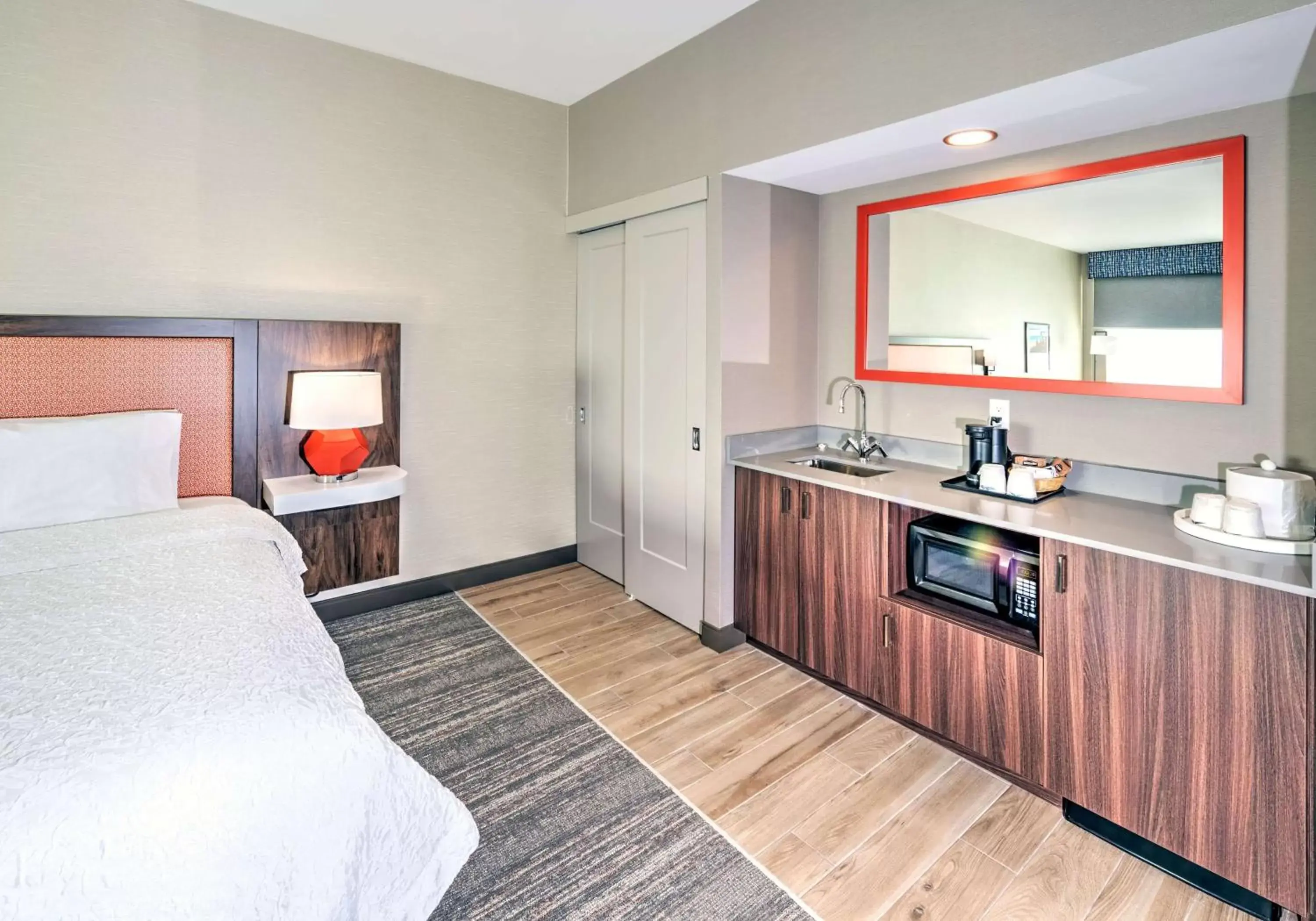 Bed, Kitchen/Kitchenette in Hampton by Hilton Ottawa