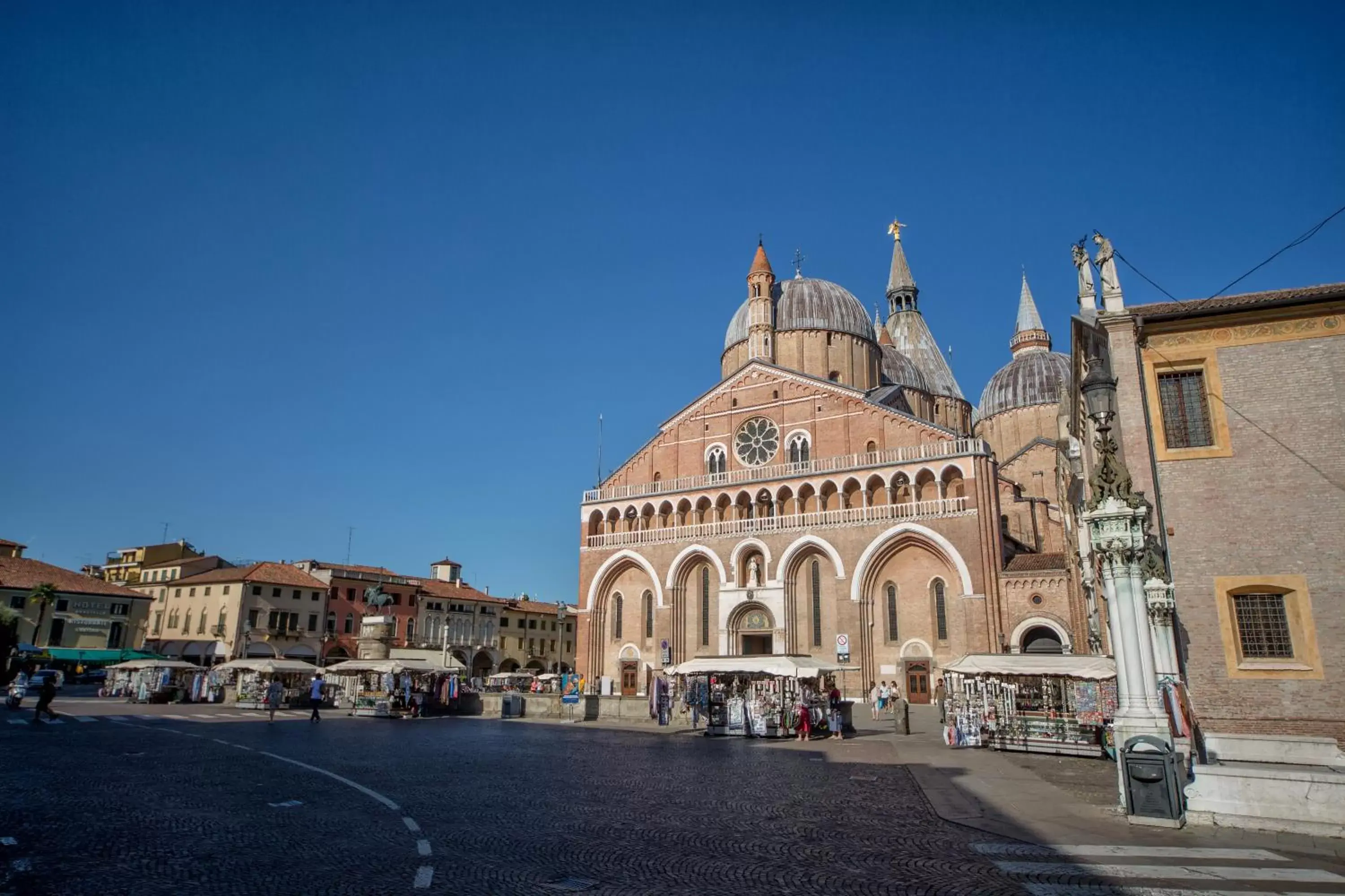 Neighbourhood, Property Building in Hotel Giotto