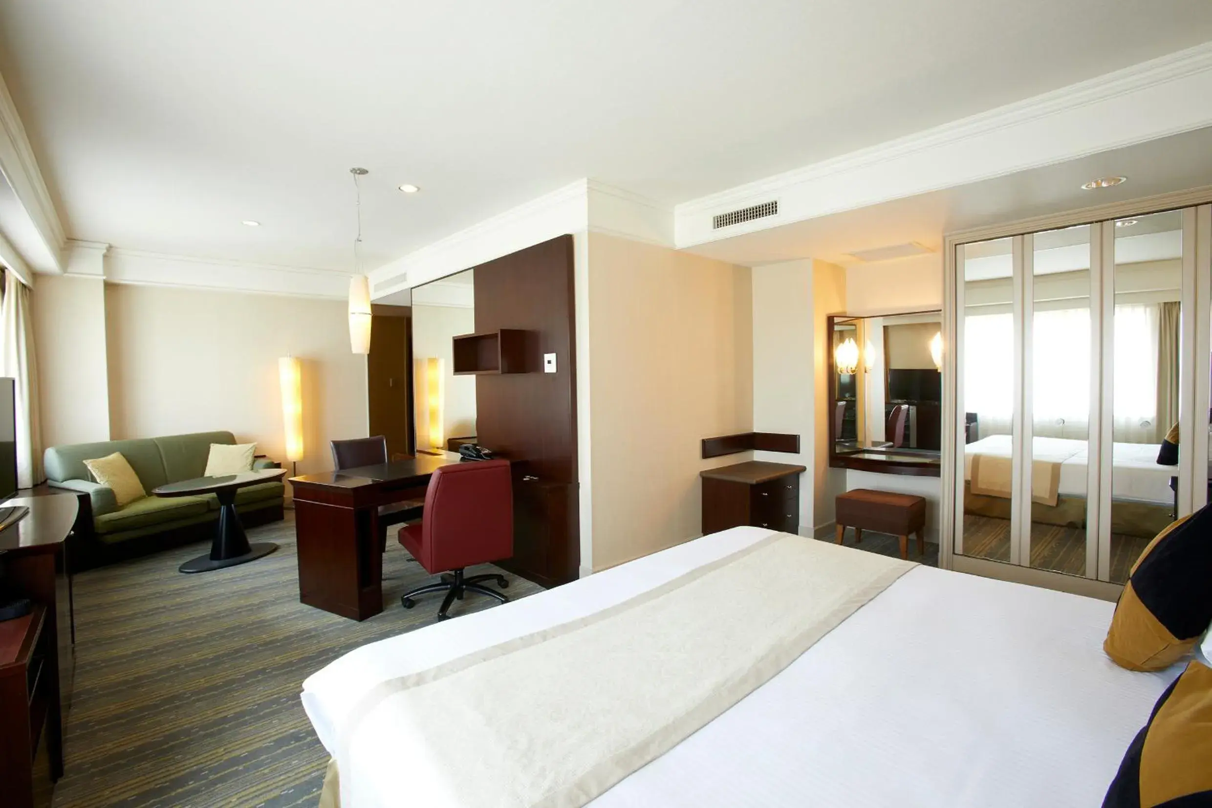 Deluxe Double Room with Complimentary Breakfast - single occupancy - Executive Floor in Royal Park Hotel Deluxe Double Room with Complimentary Breakfast - single occupancy - Executive Floor in Royal Park Hotel