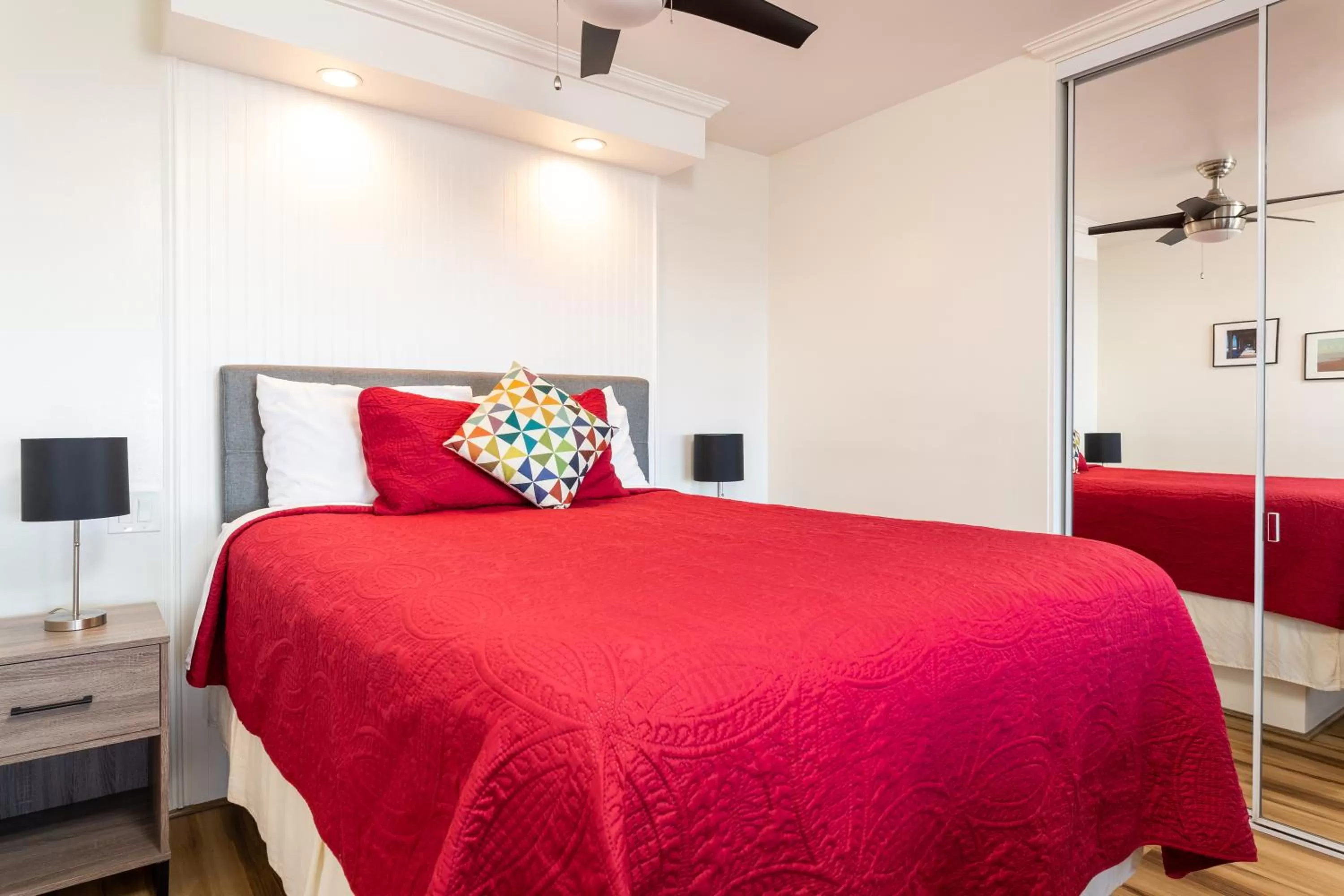 Bedroom, Bed in The Sea View Inn At The Beach