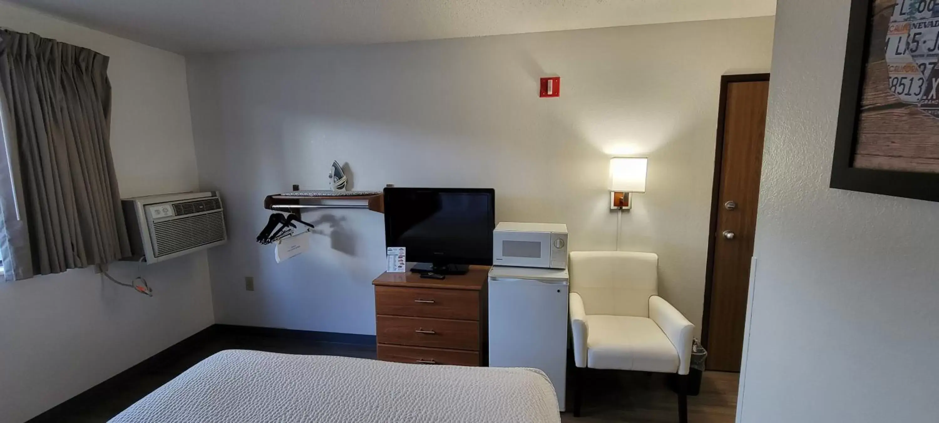 TV and multimedia, TV/Entertainment Center in Days Inn by Wyndham Somerset PA I-70 I-76