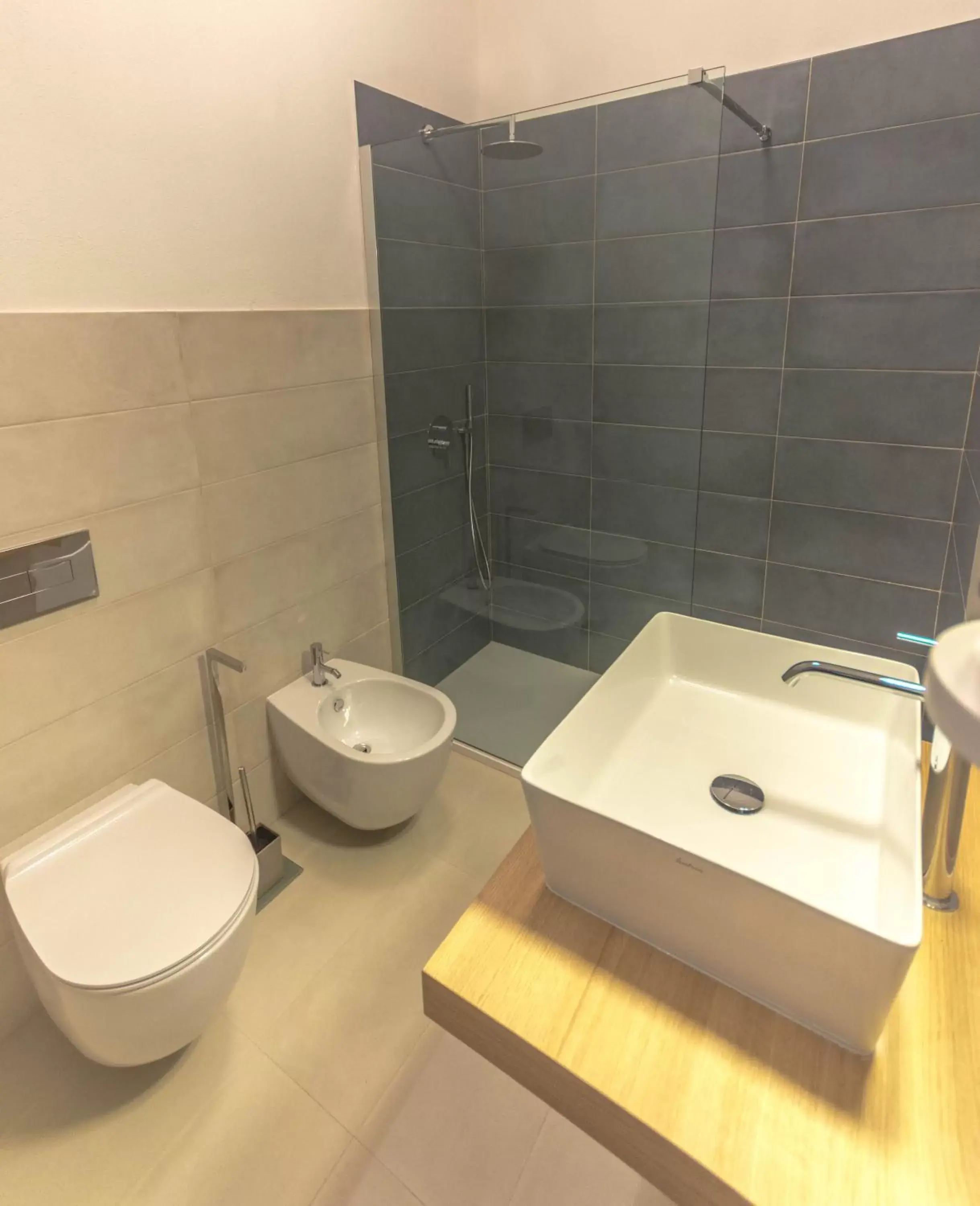 Shower, Bathroom in CrossRoad Four - locazione turistica