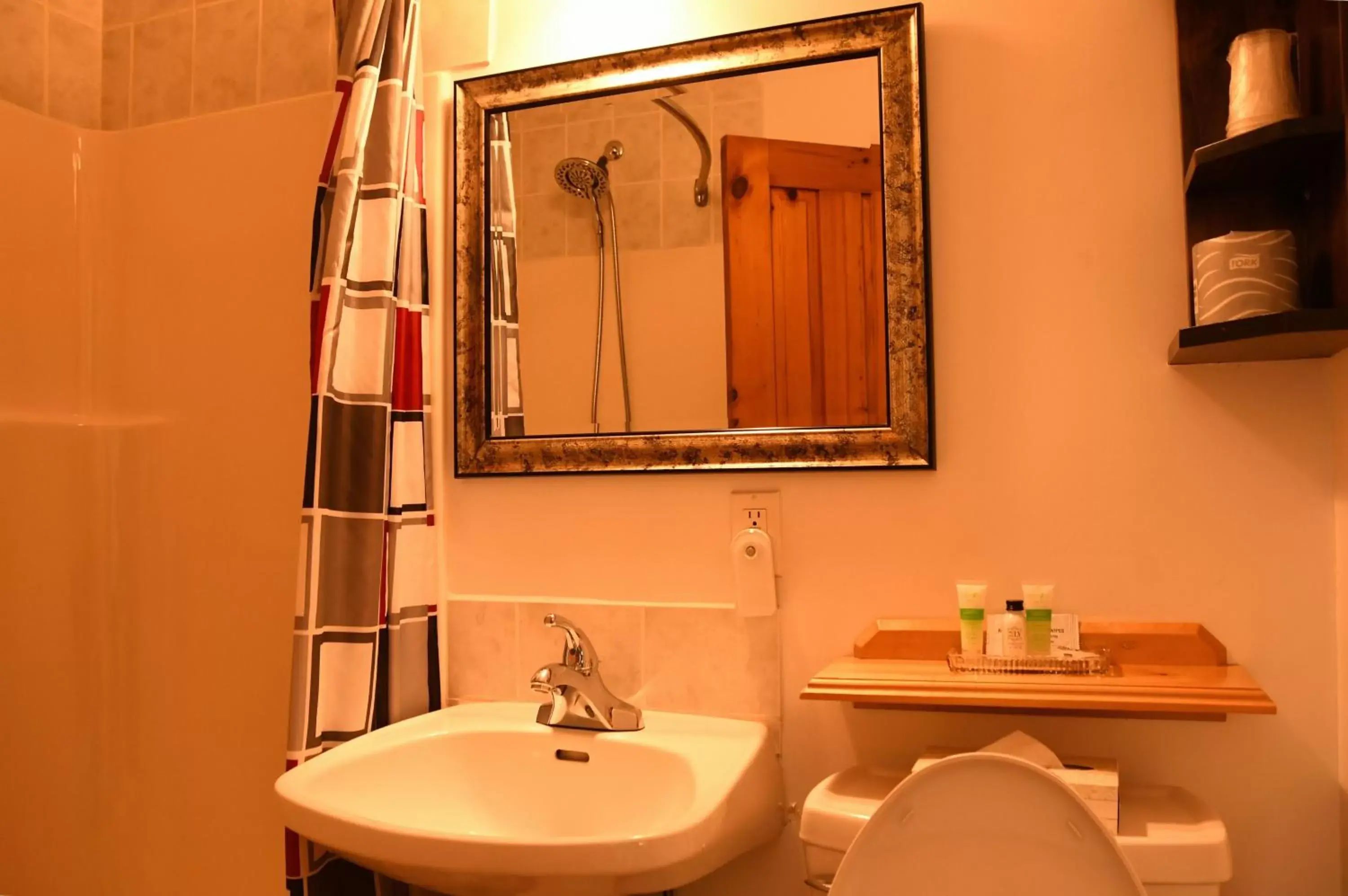 Bathroom in Dewar's Inn and Cottages