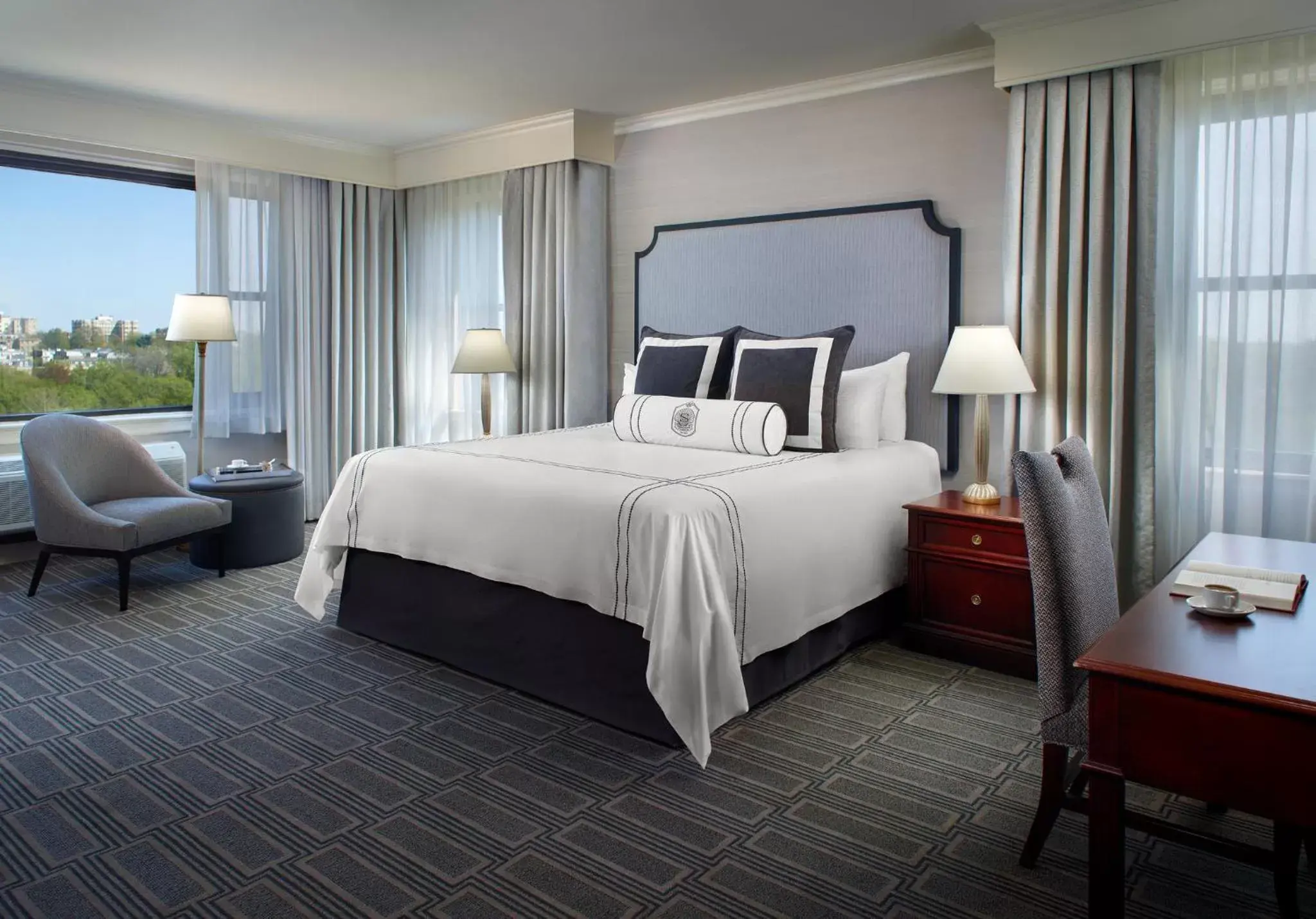 Photo of the whole room, Bed in Omni Shoreham Hotel