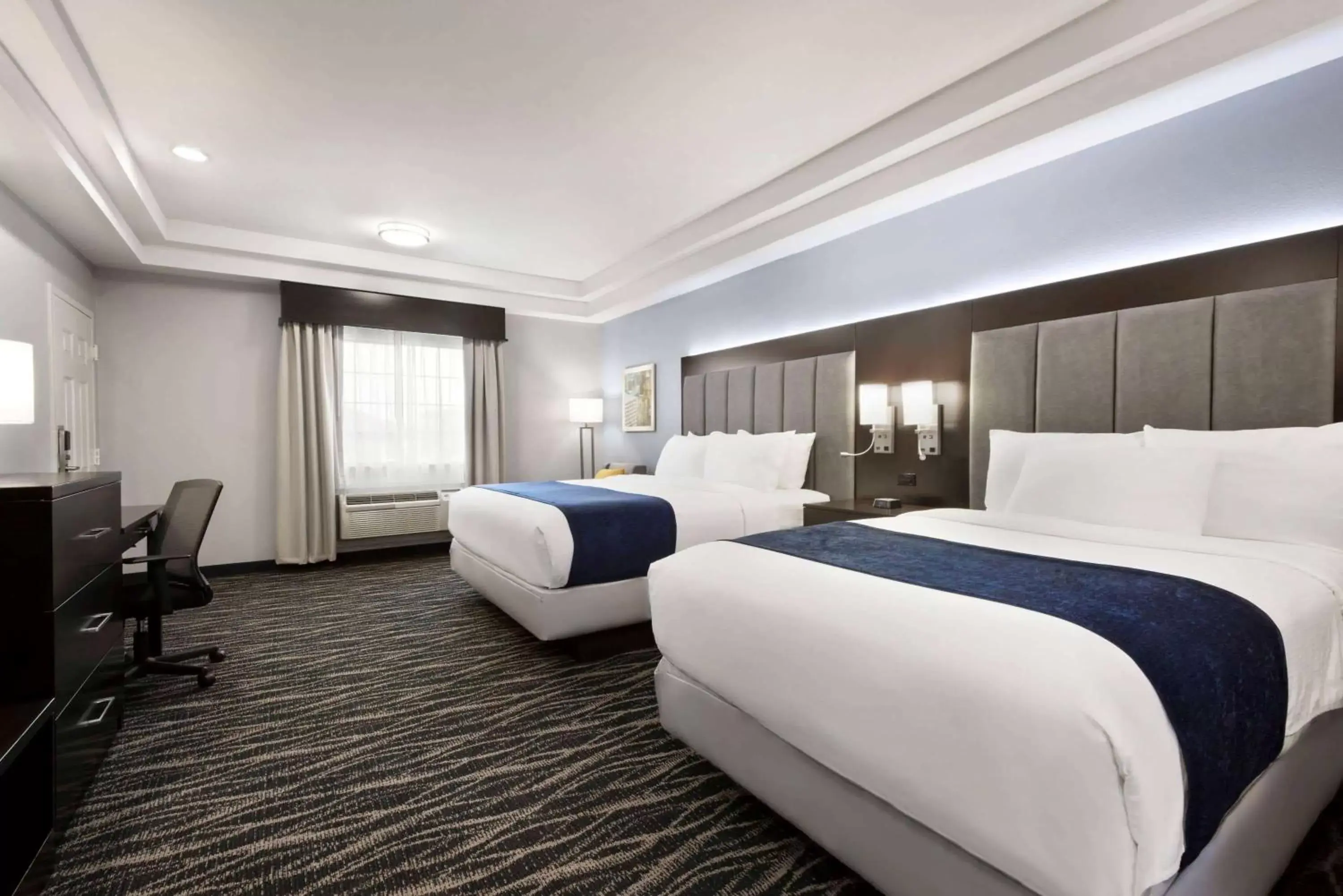 Photo of the whole room, Bed in Days Inn & Suites by Wyndham Houston Hobby Airport
