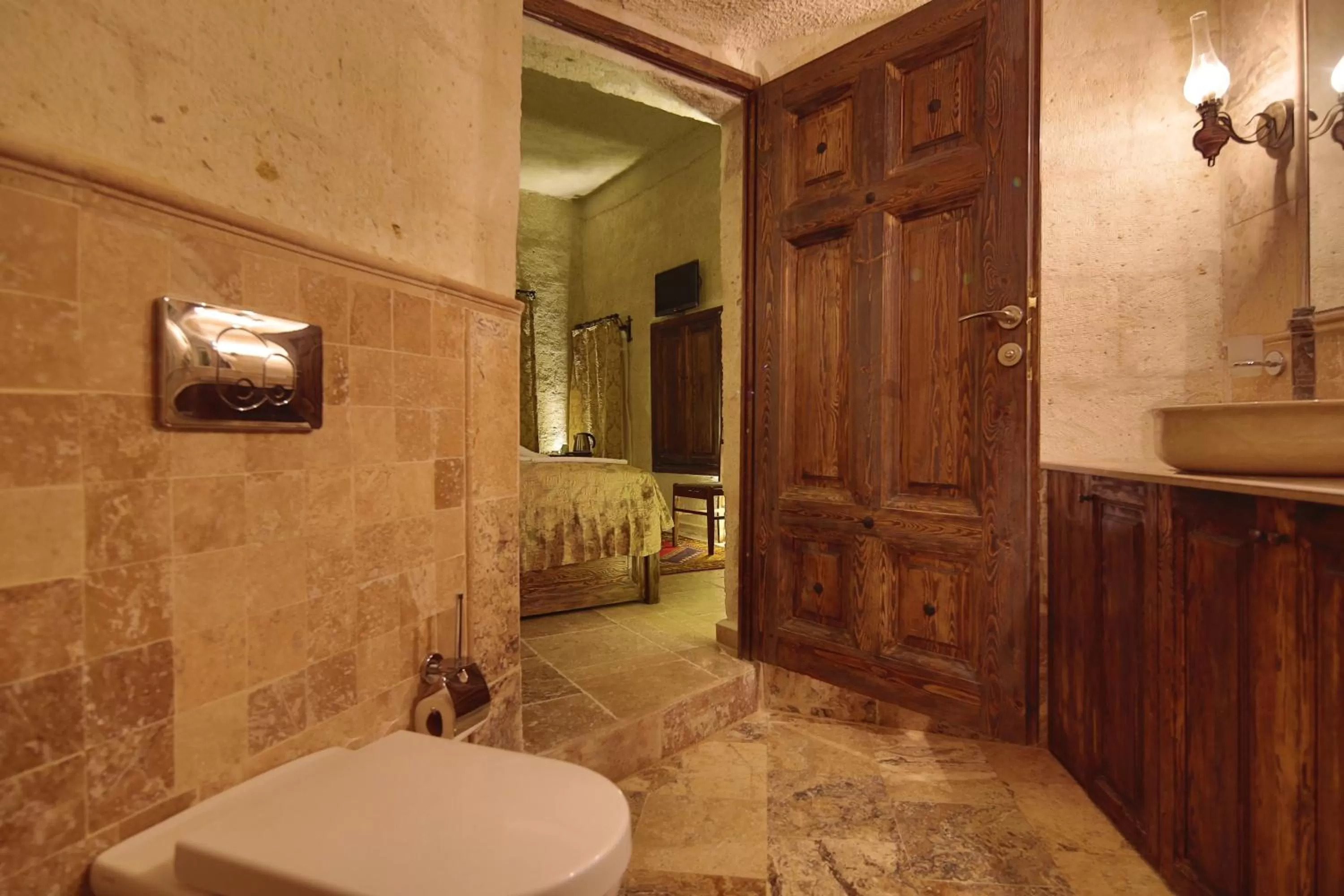 Toilet in Hidden Cave Hotel