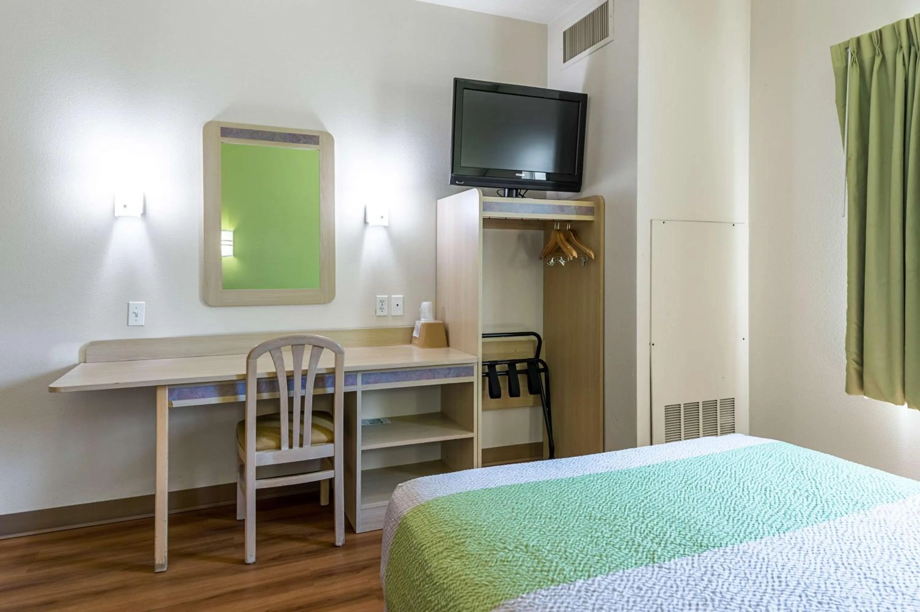 Photo of the whole room, Bed in Motel 6-Cedar City, UT