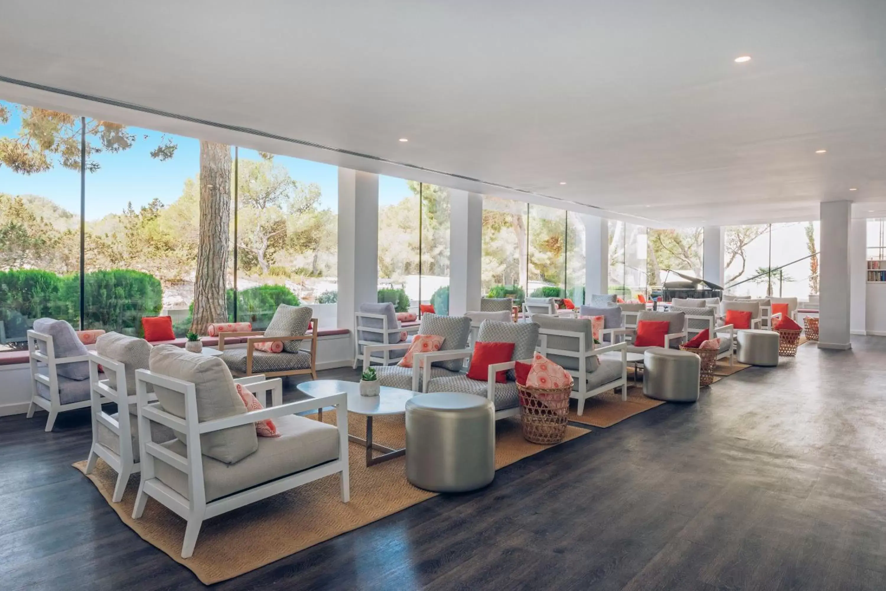 Lounge or bar in Iberostar Waves Cala Millor - Adults Only Lounge or bar in Iberostar Waves Cala Millor - Adults Only