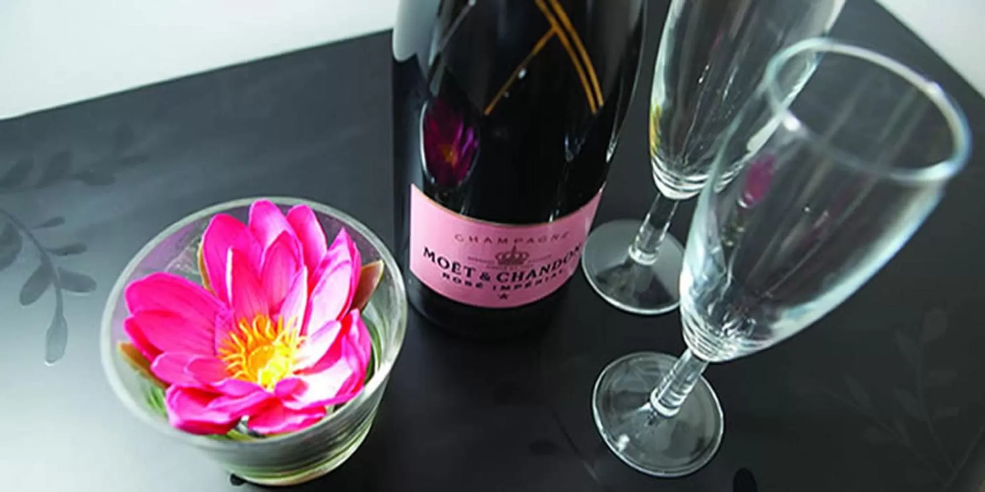 Alcoholic drinks in Victoria Mansions Hotel Apartments