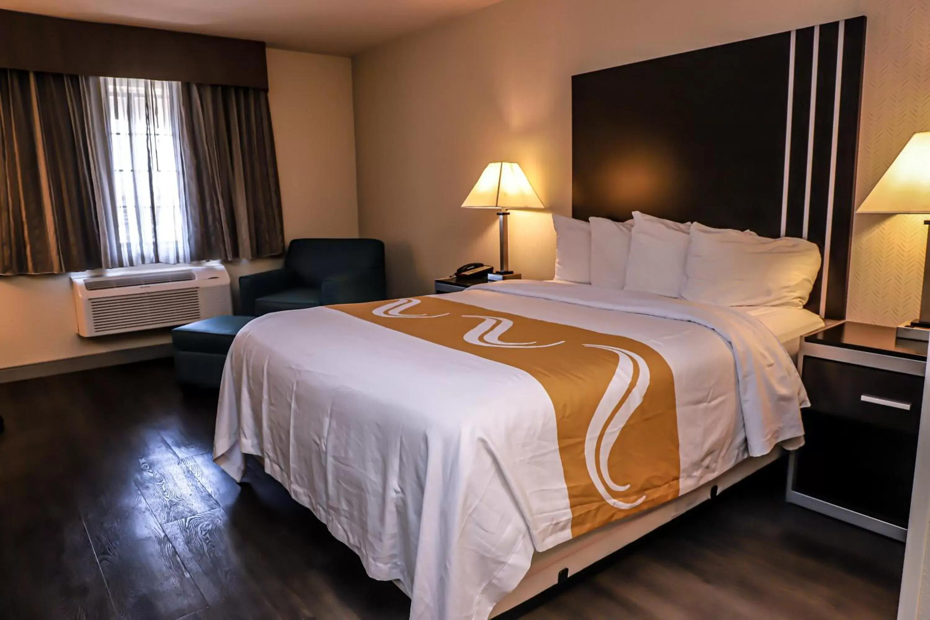 Bedroom, Bed in Quality Inn & Suites Camarillo-Oxnard