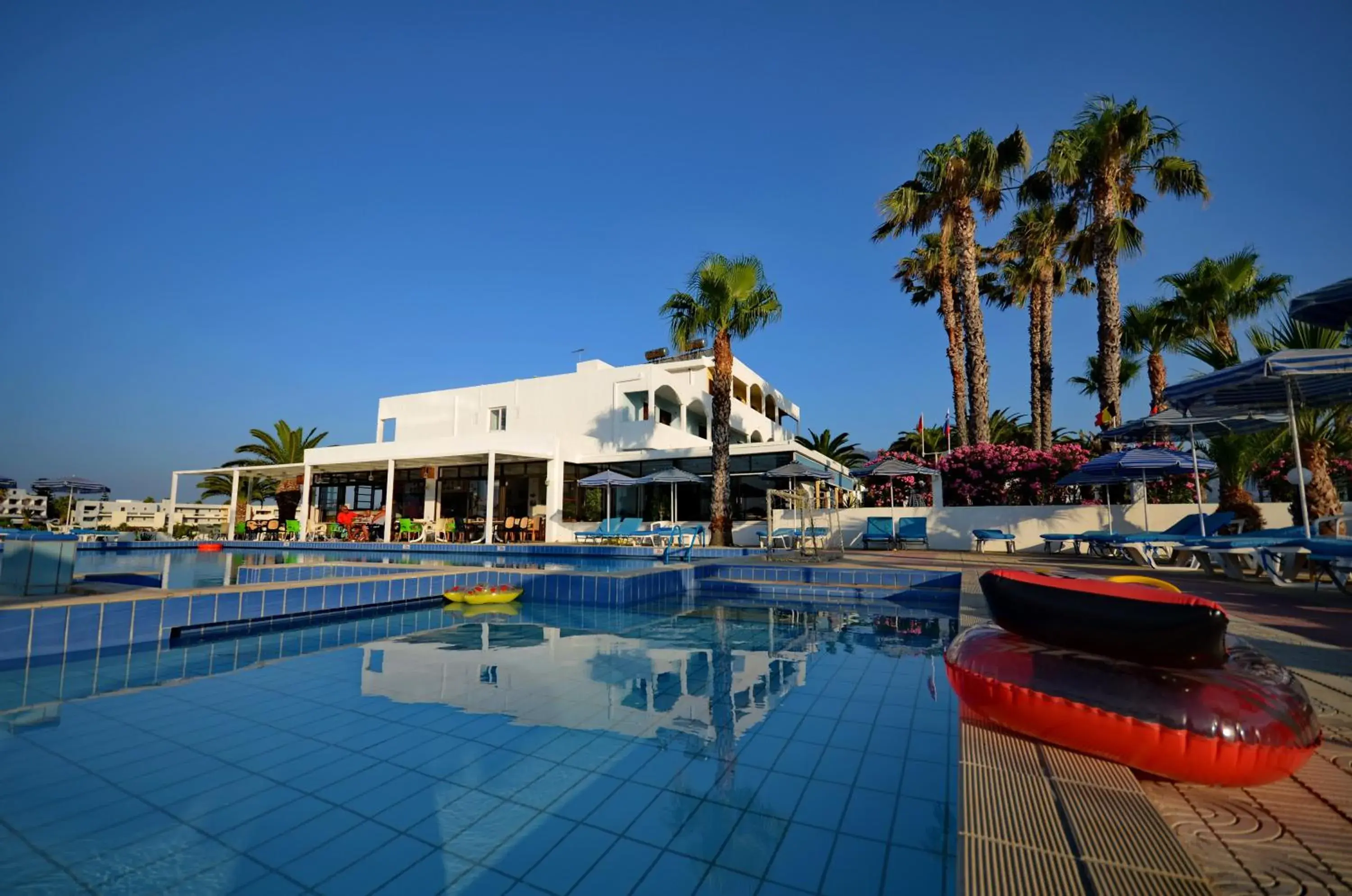 Property building, Swimming Pool in Tropical Sol