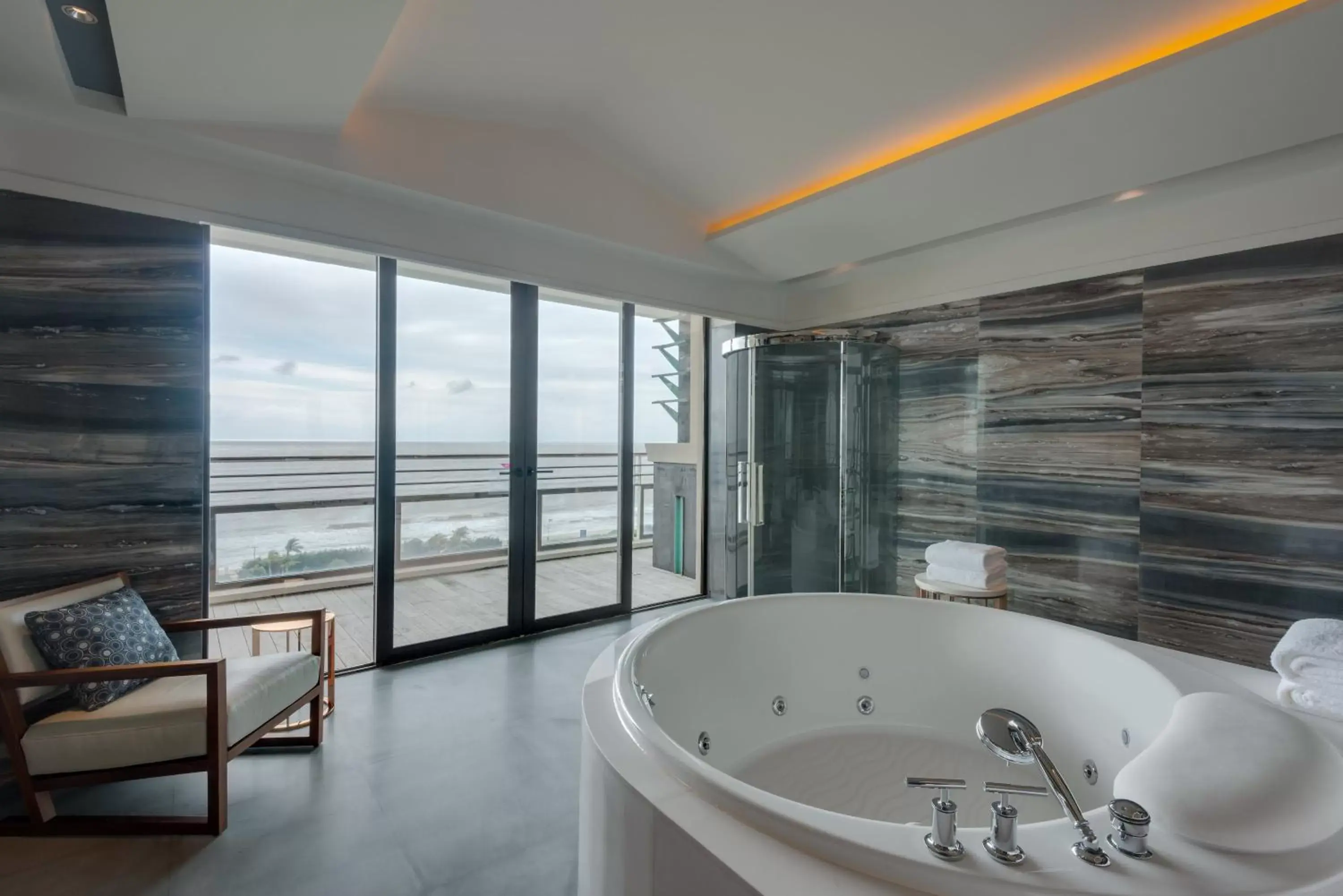 Photo of the whole room, Bathroom in Crowne Plaza Hailing Island, an IHG Hotel