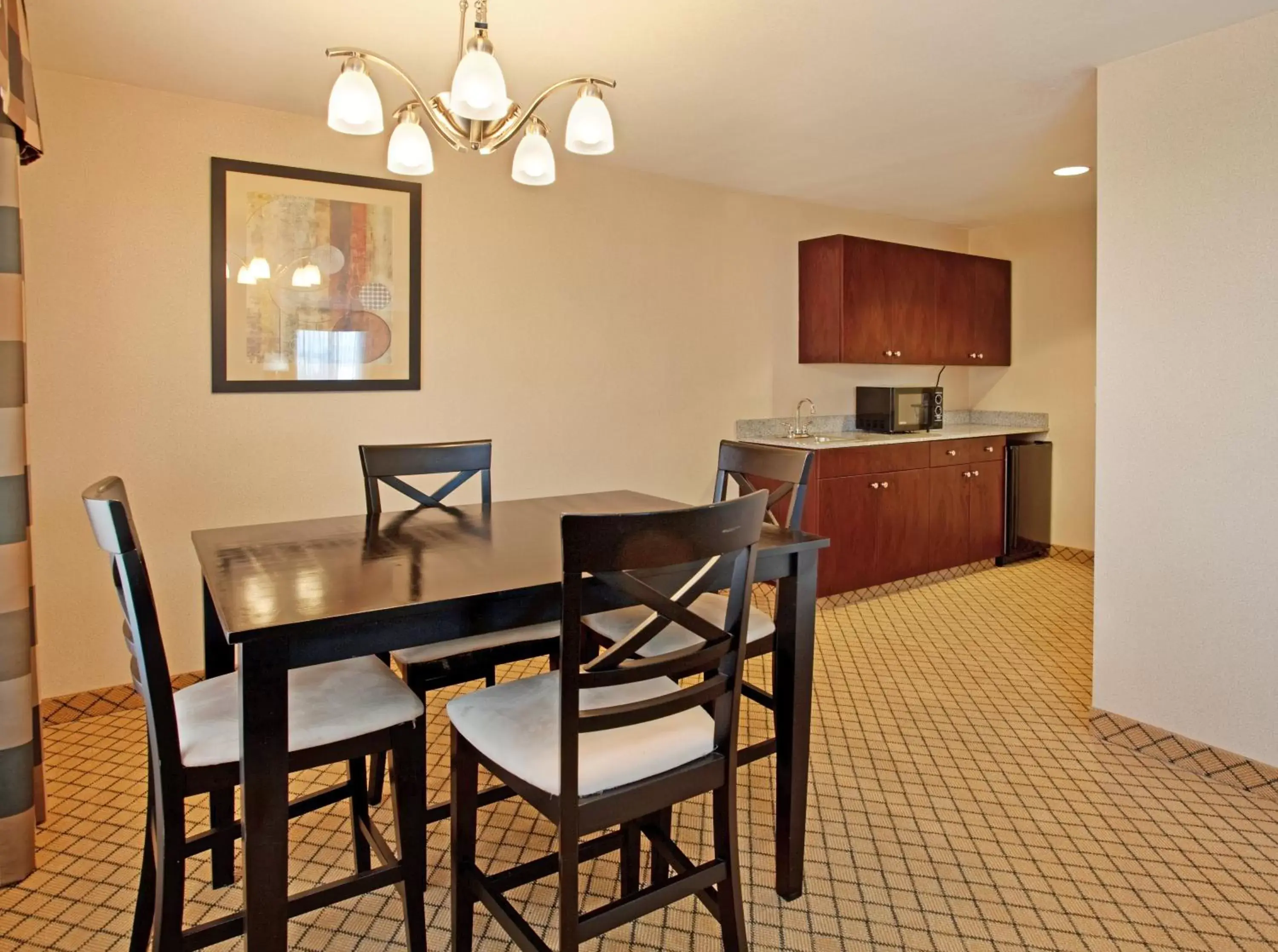 Photo of the whole room, Dining Area in Holiday Inn Express Hotel & Suites Wichita Airport, an IHG Hotel