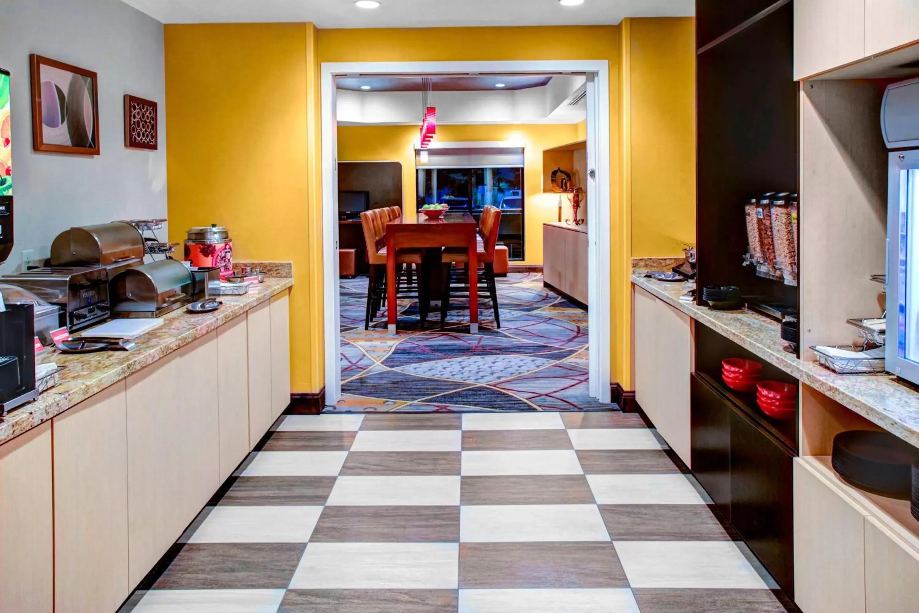 Breakfast, Kitchen/Kitchenette in TownePlace Suites by Marriott Bakersfield West