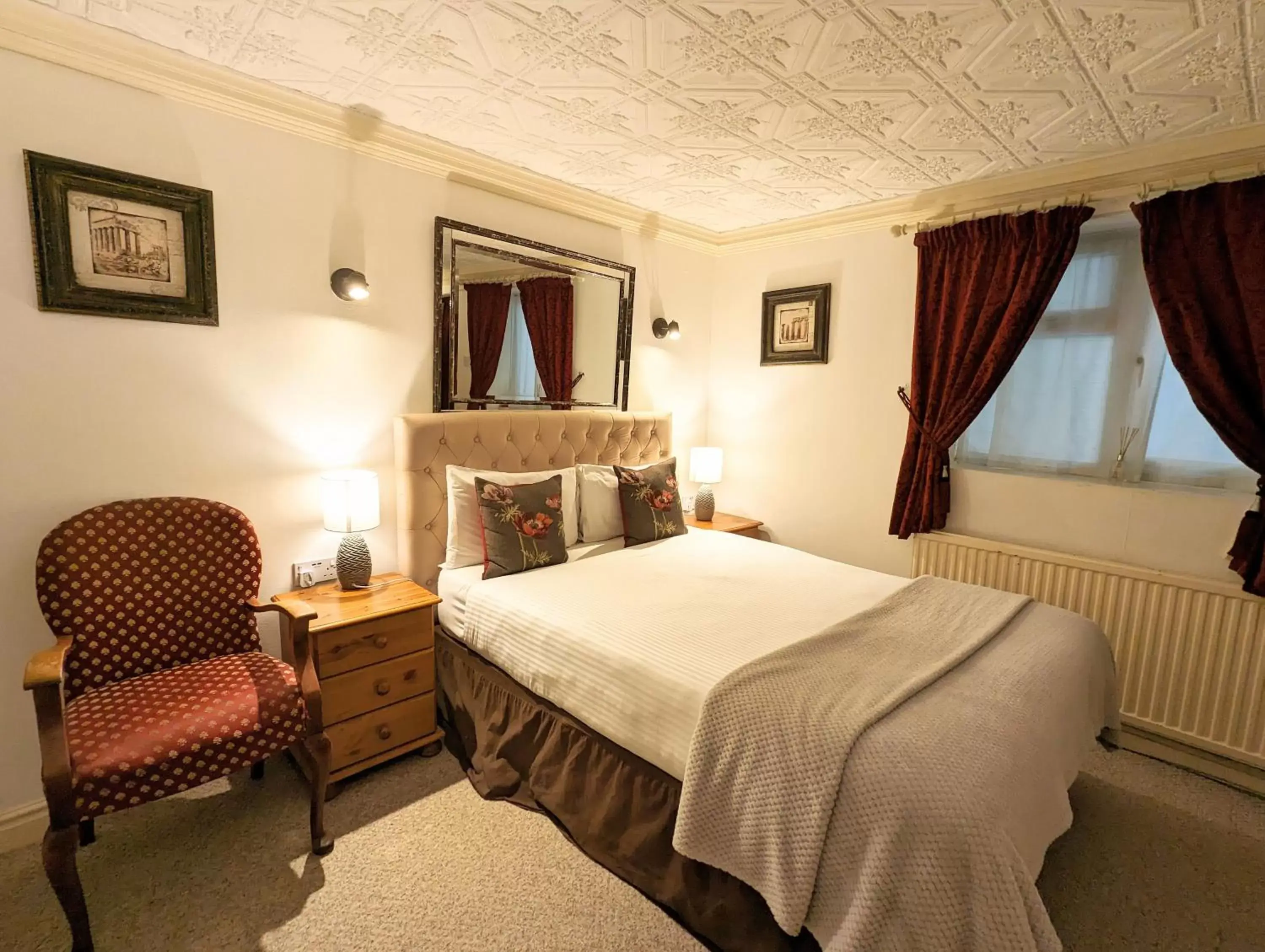 Bedroom, Bed in Brookside Hotel & Restaurant