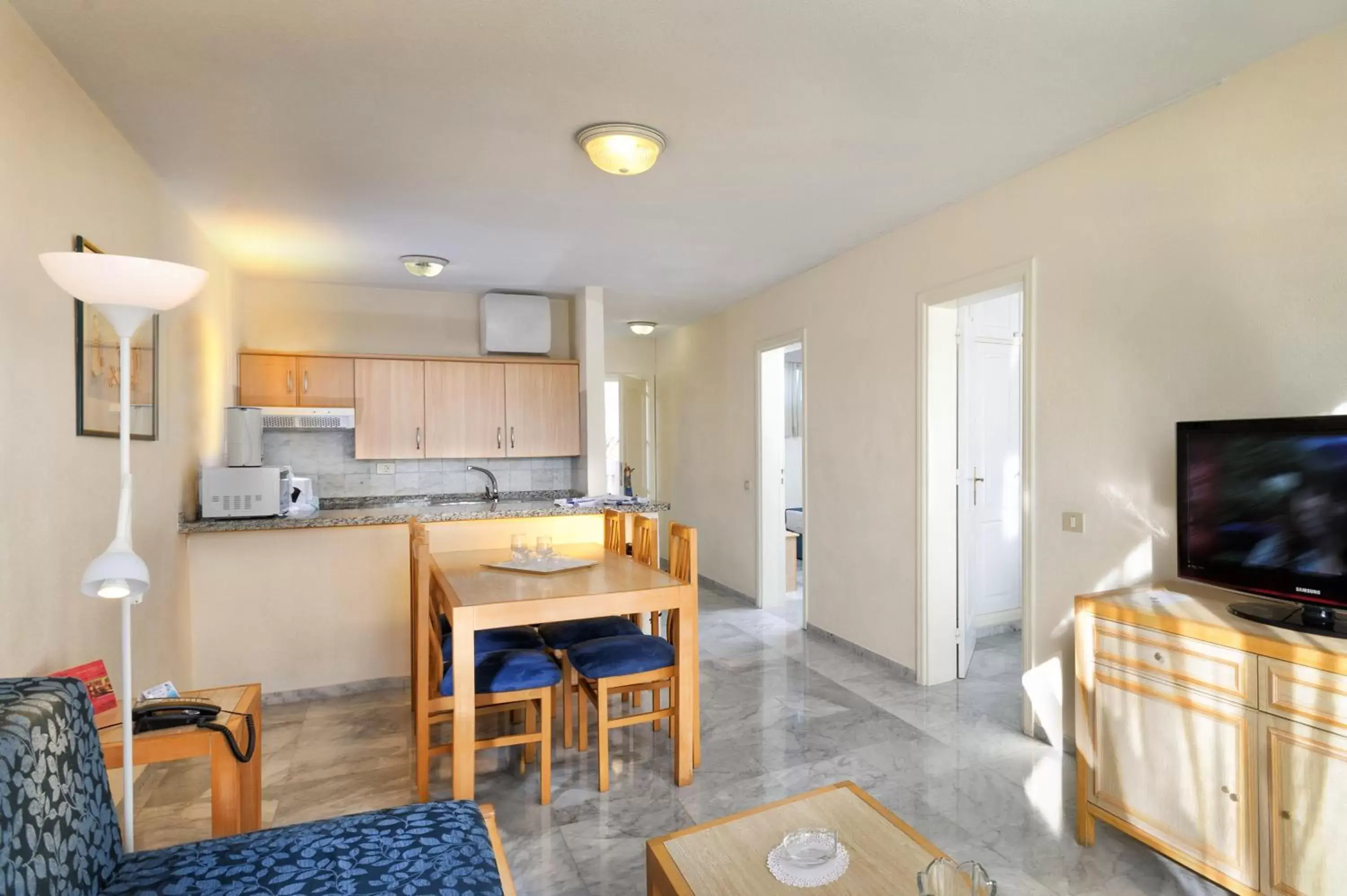 Kitchen or kitchenette, Dining Area in Apartamentos Marola-Portosin