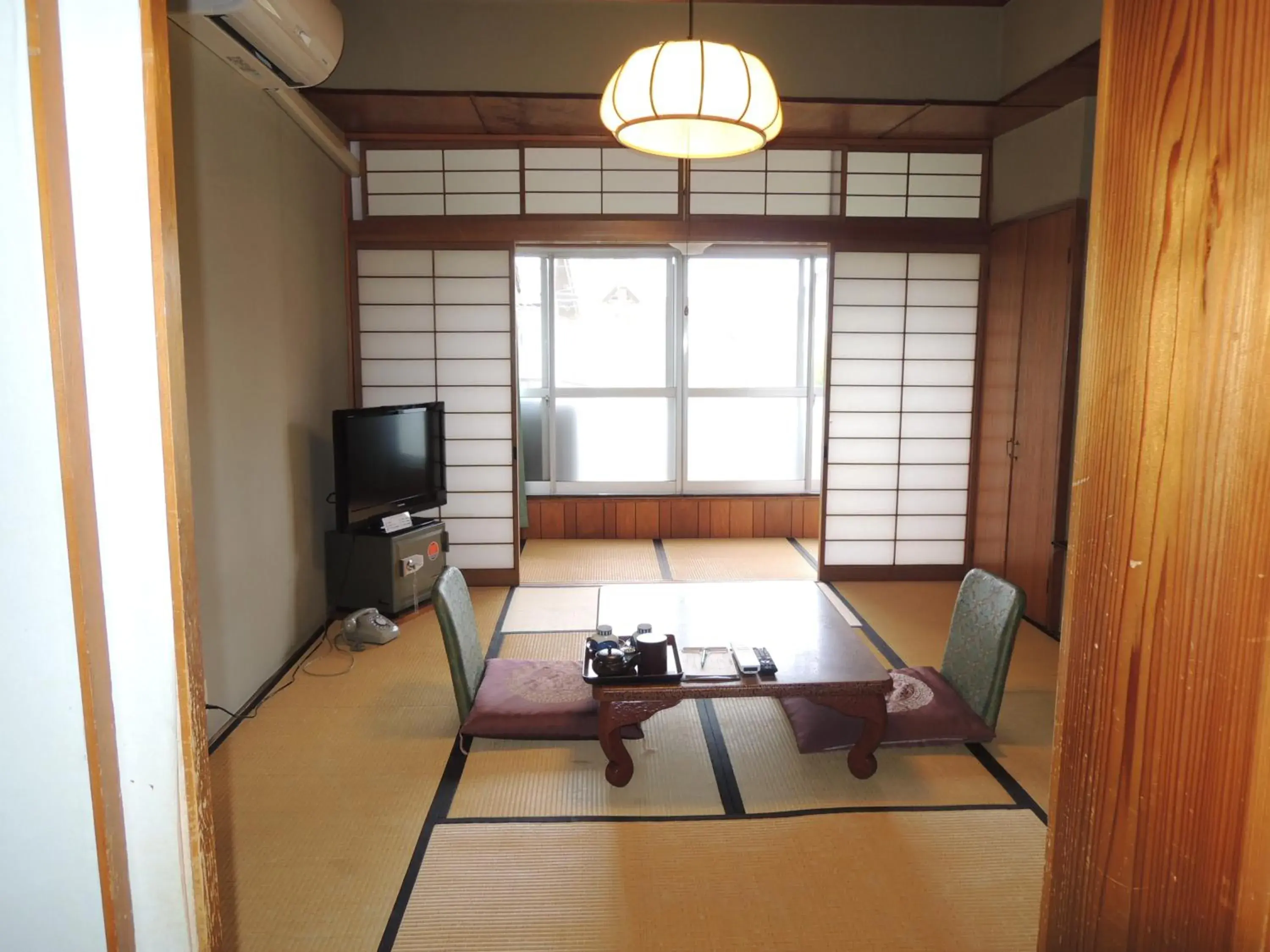 Photo of the whole room, Seating Area in Yudanaka Onsen Shimaya