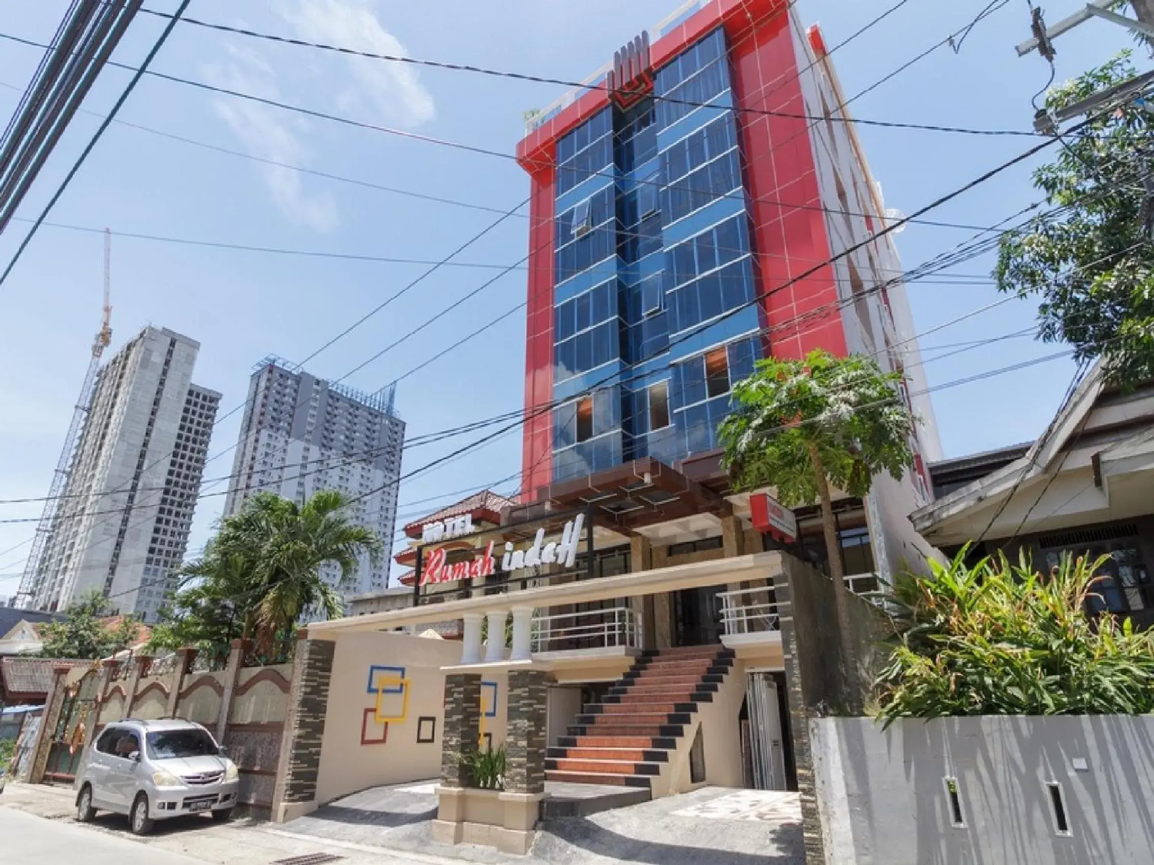 Property building in RedDoorz Plus at Boulevard Panakkukang Makassar Property building in RedDoorz Plus at Boulevard Panakkukang Makassar
