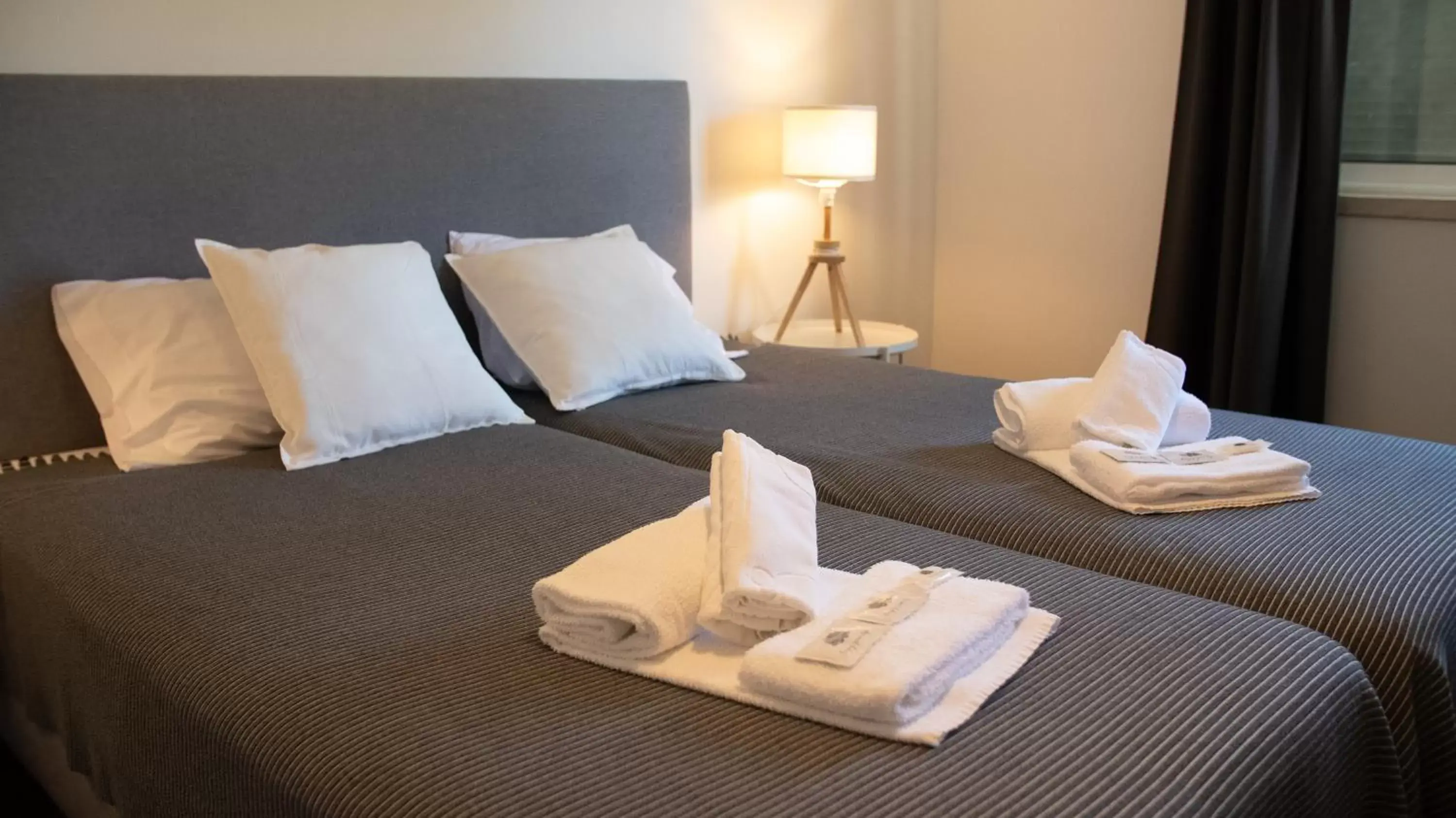 Bed in Pine House - Faro Airport, Beach and City Center