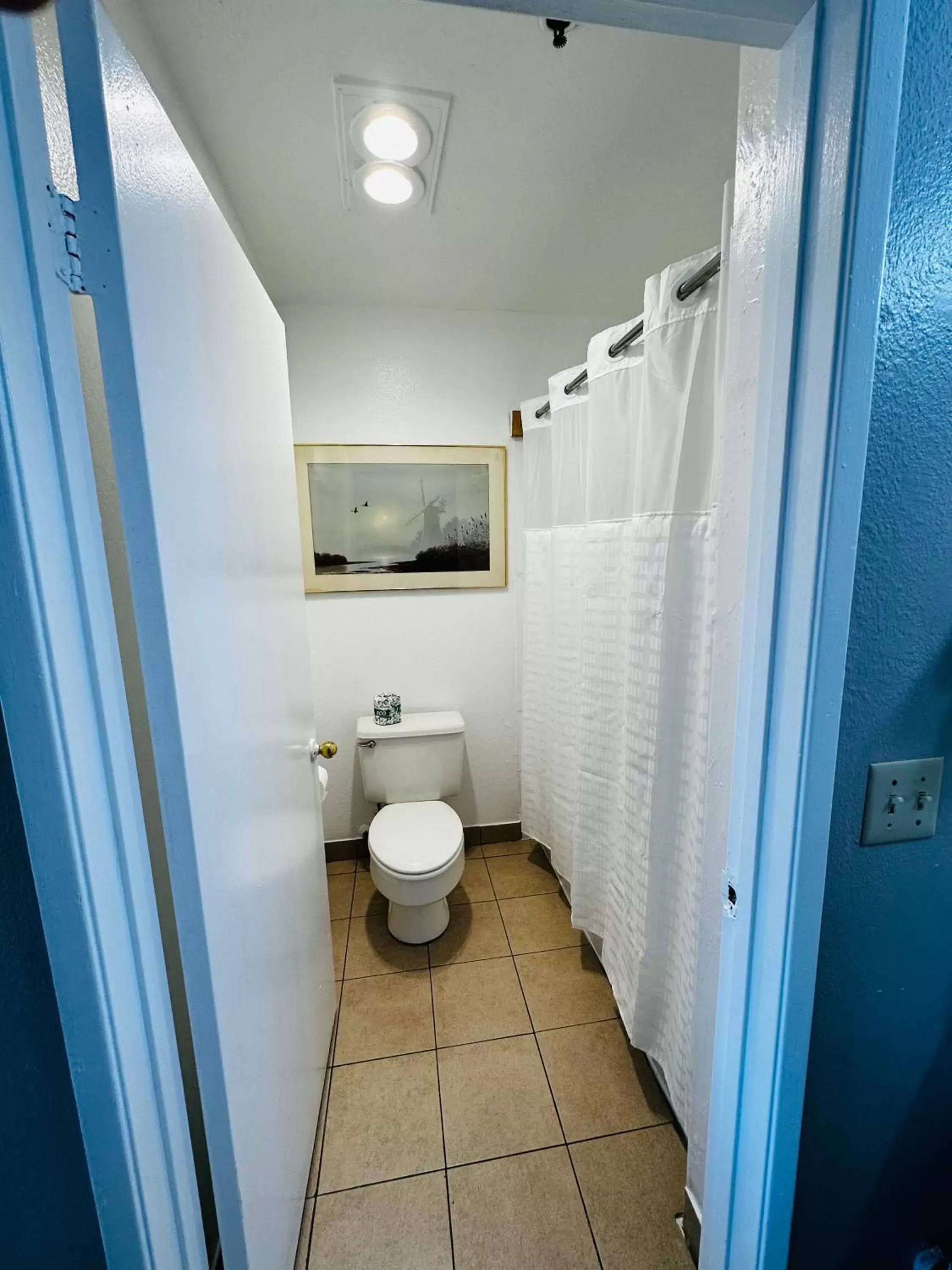 Bathroom in Casa Blanca Express & Suites Cypress Buena Park - Anaheim Area