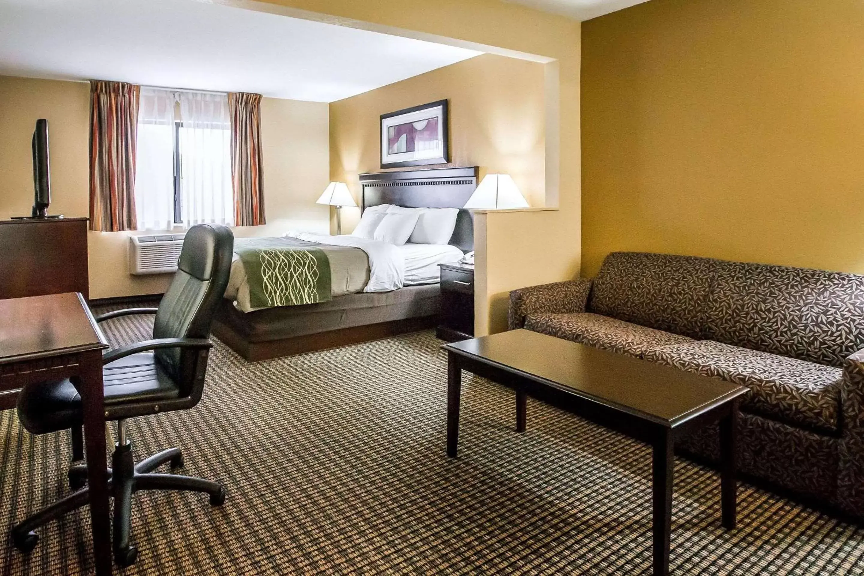 Photo of the whole room, Seating Area in Econo Lodge Inn & Suites Monroe