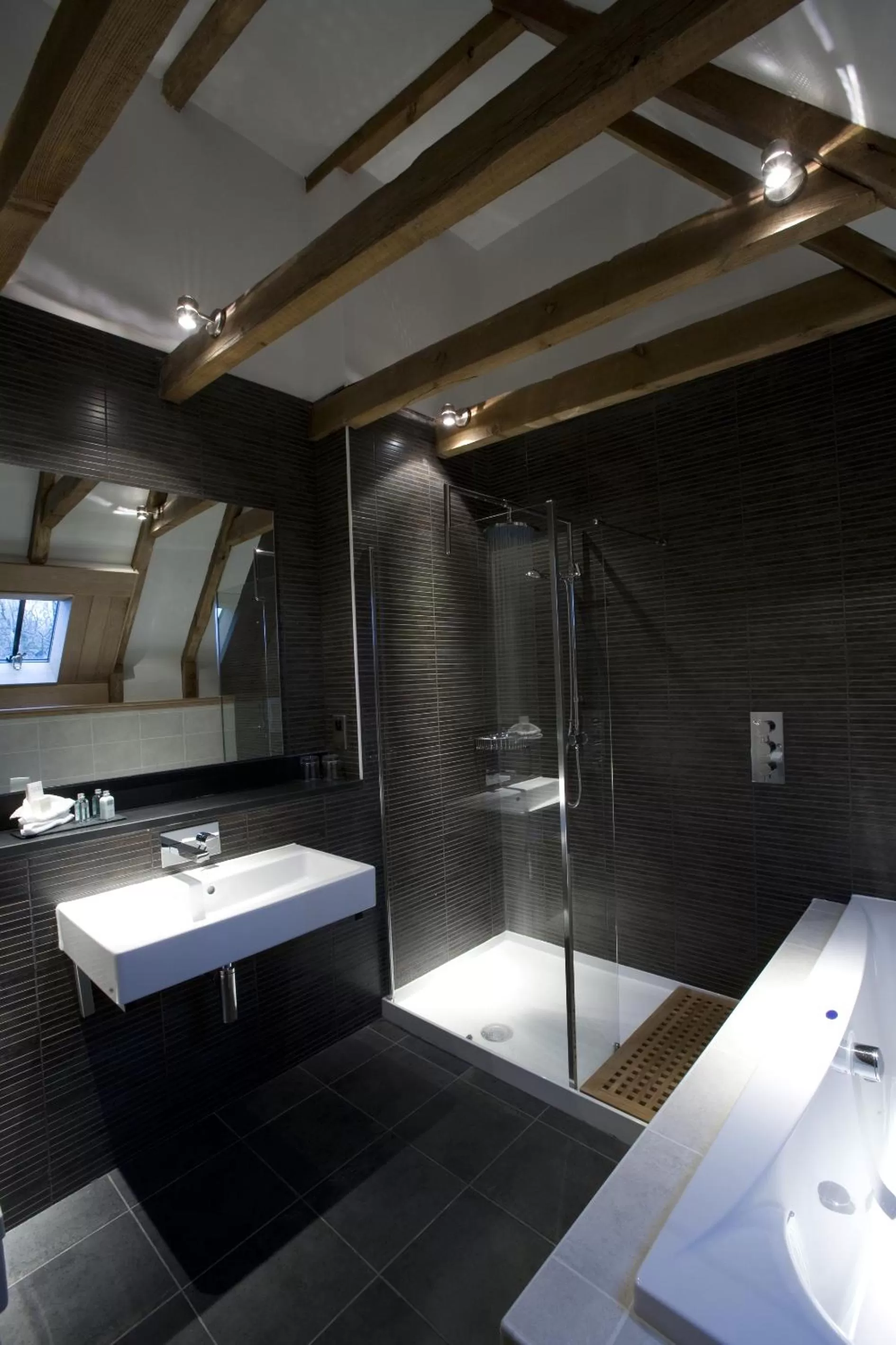 Shower in Meldrum House Hotel Golf And Country Estate