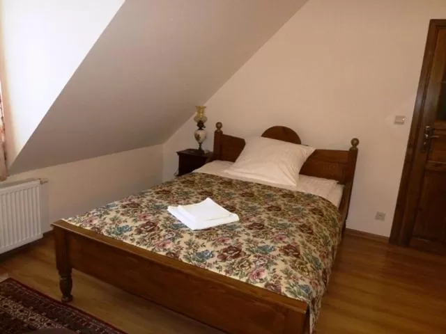 Bed in Gościniec Dworski w Ropie - Pokoje gościnne