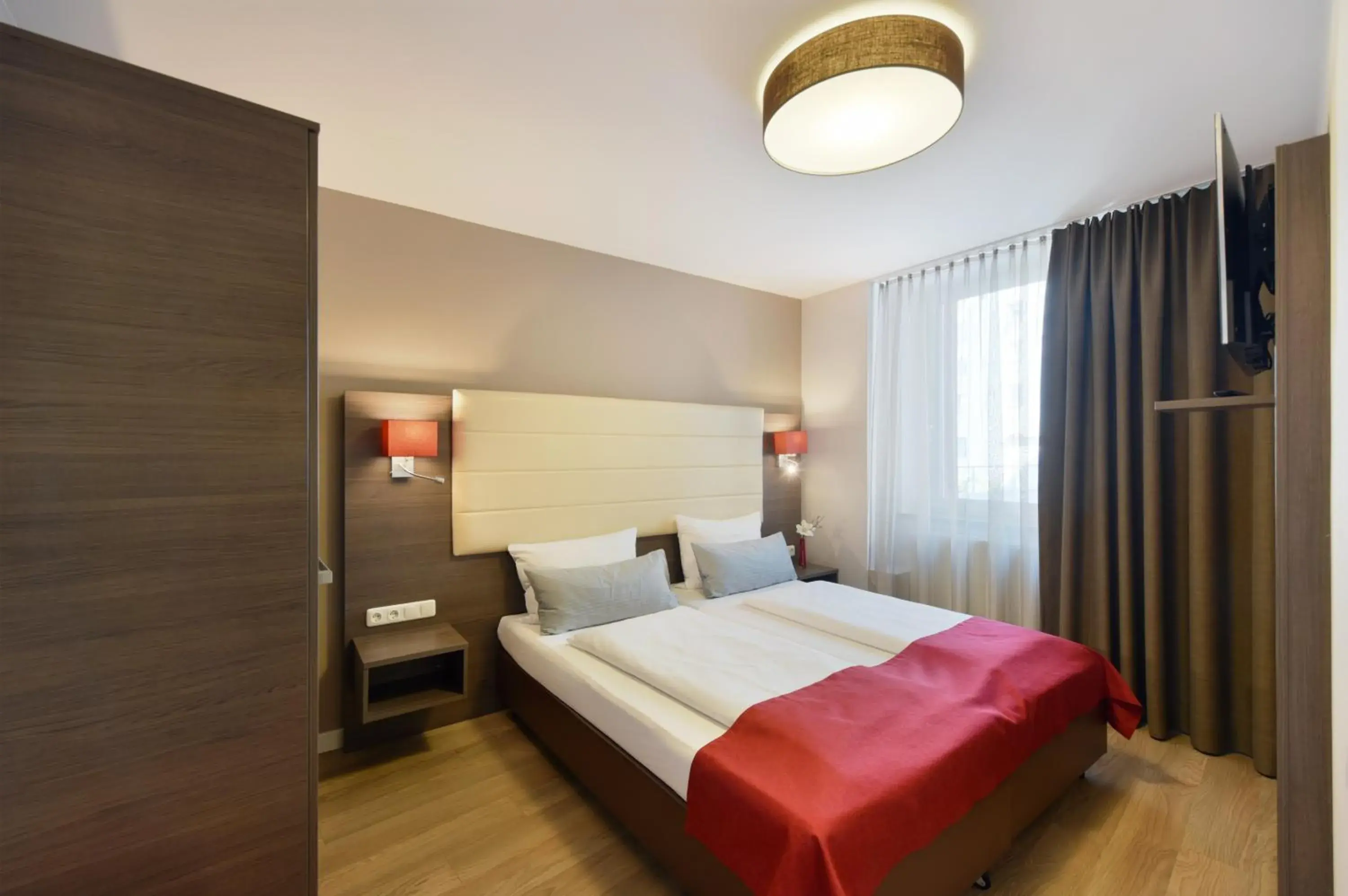 Photo of the whole room, Bed in City Aparthotel München - KOOS Hotel und Apartments