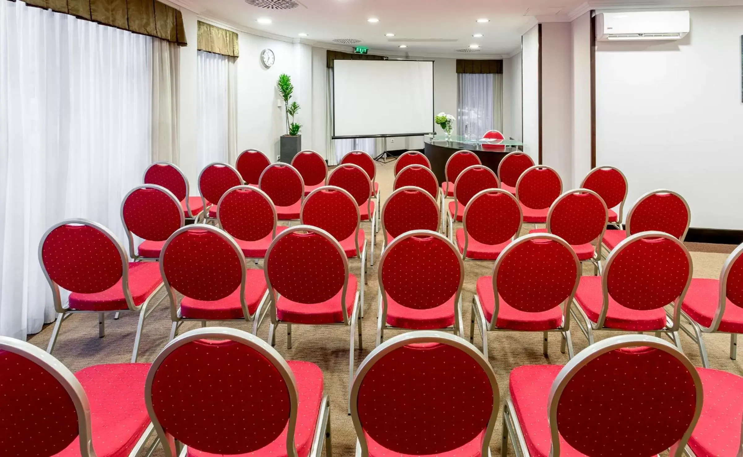 Business facilities in Leonardo Hotel Budapest