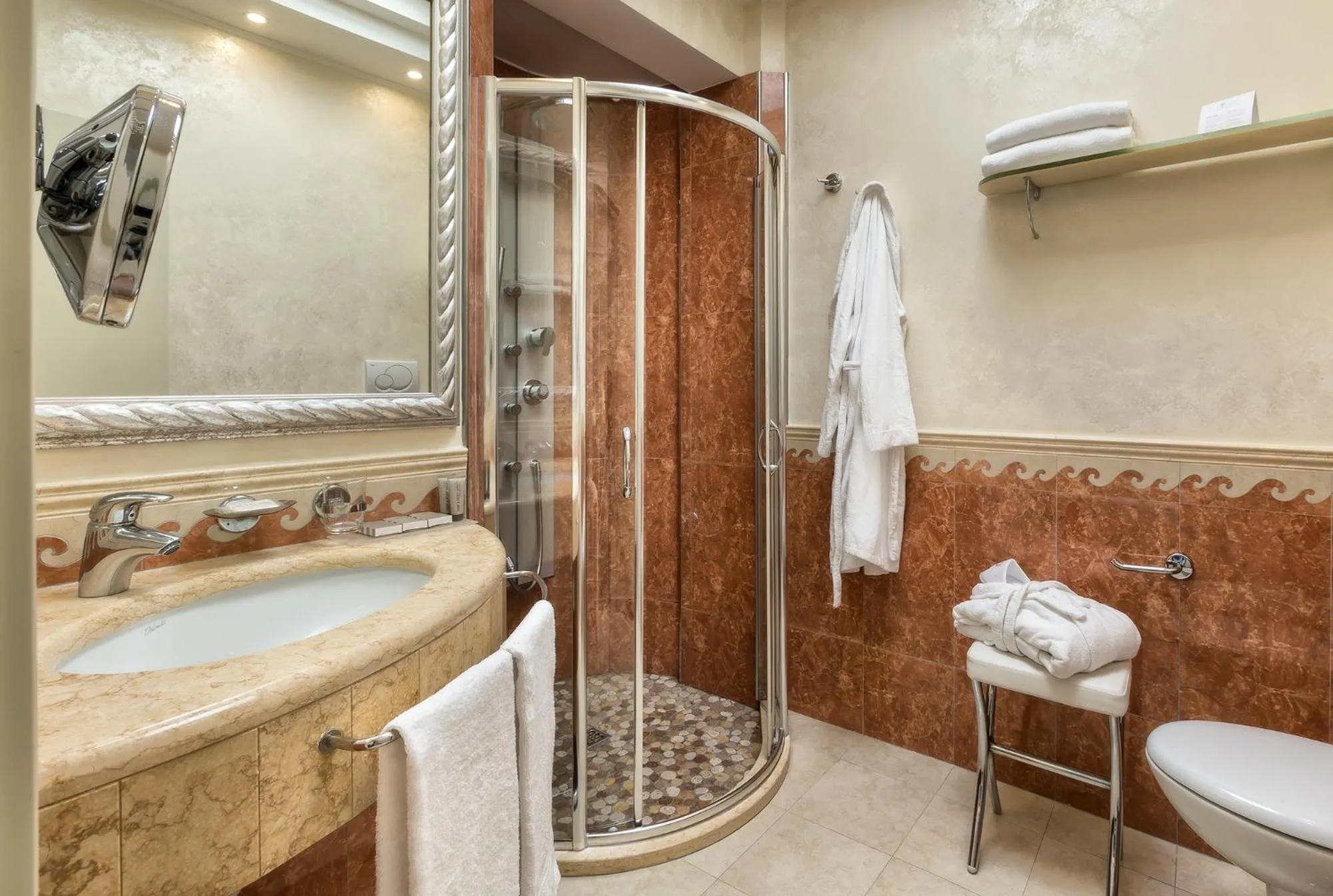 Shower in Hotel Tiffany's