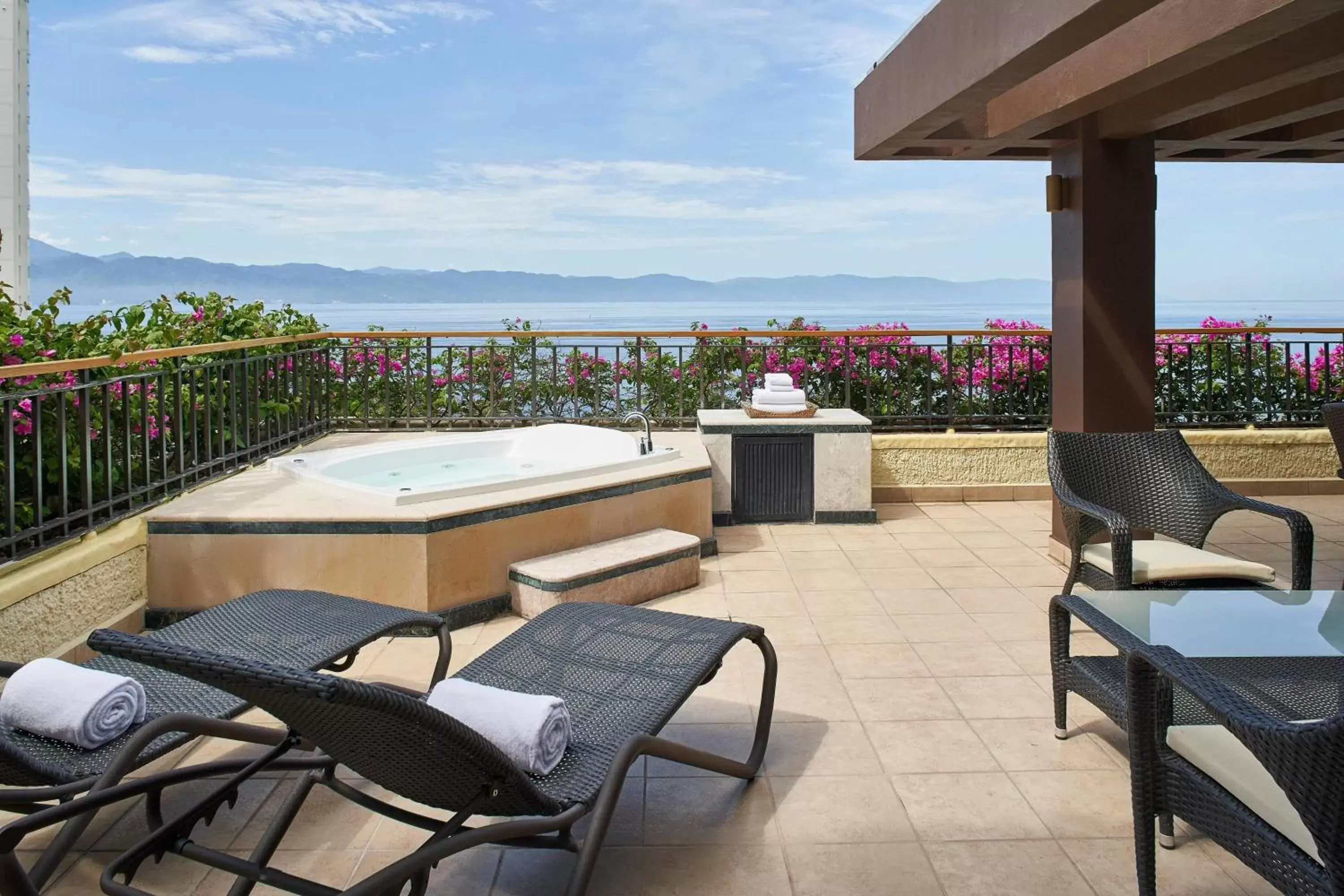 Photo of the whole room, Balcony/Terrace in Marriott Puerto Vallarta Resort & Spa