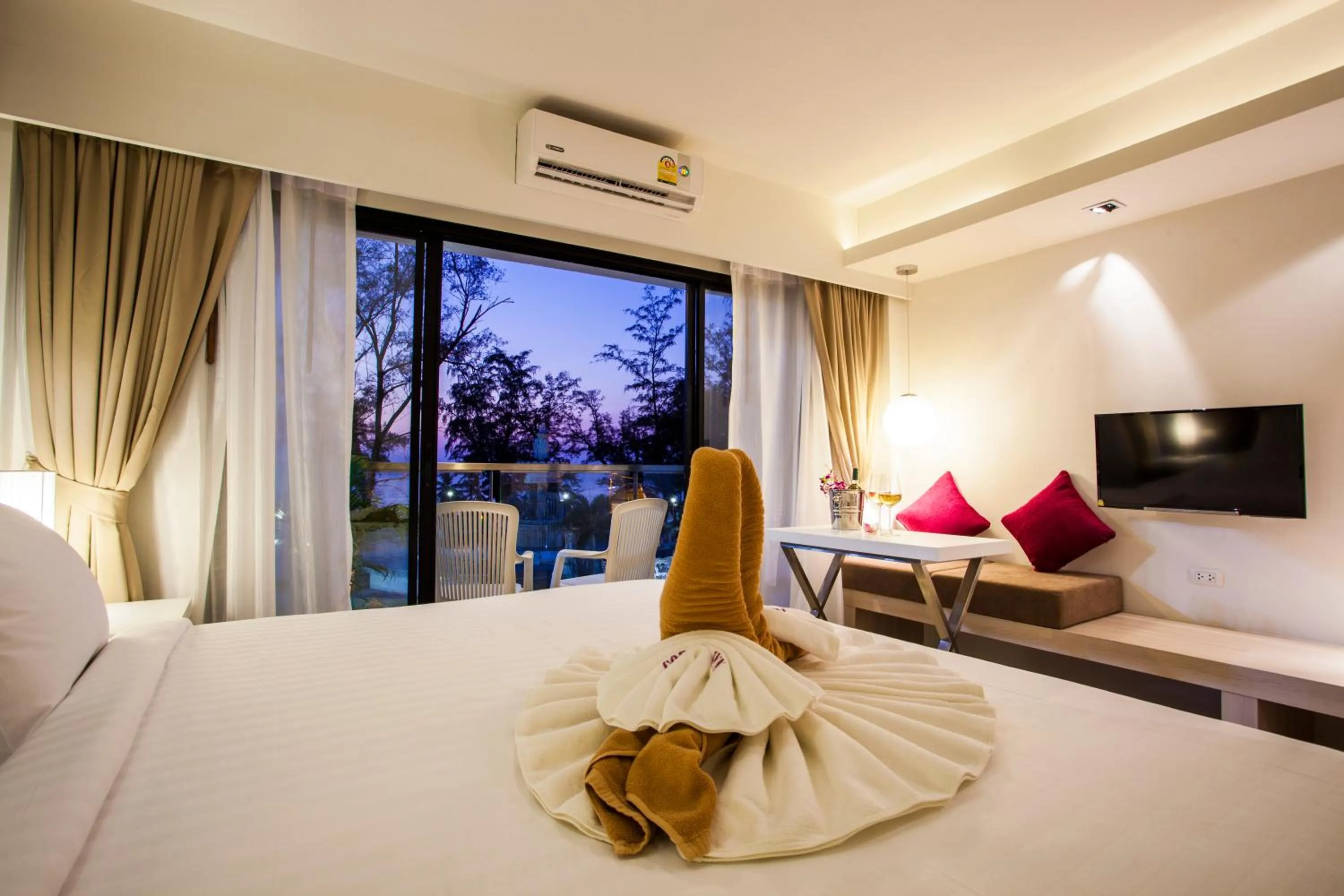 Bedroom, Bed in Coral Inn