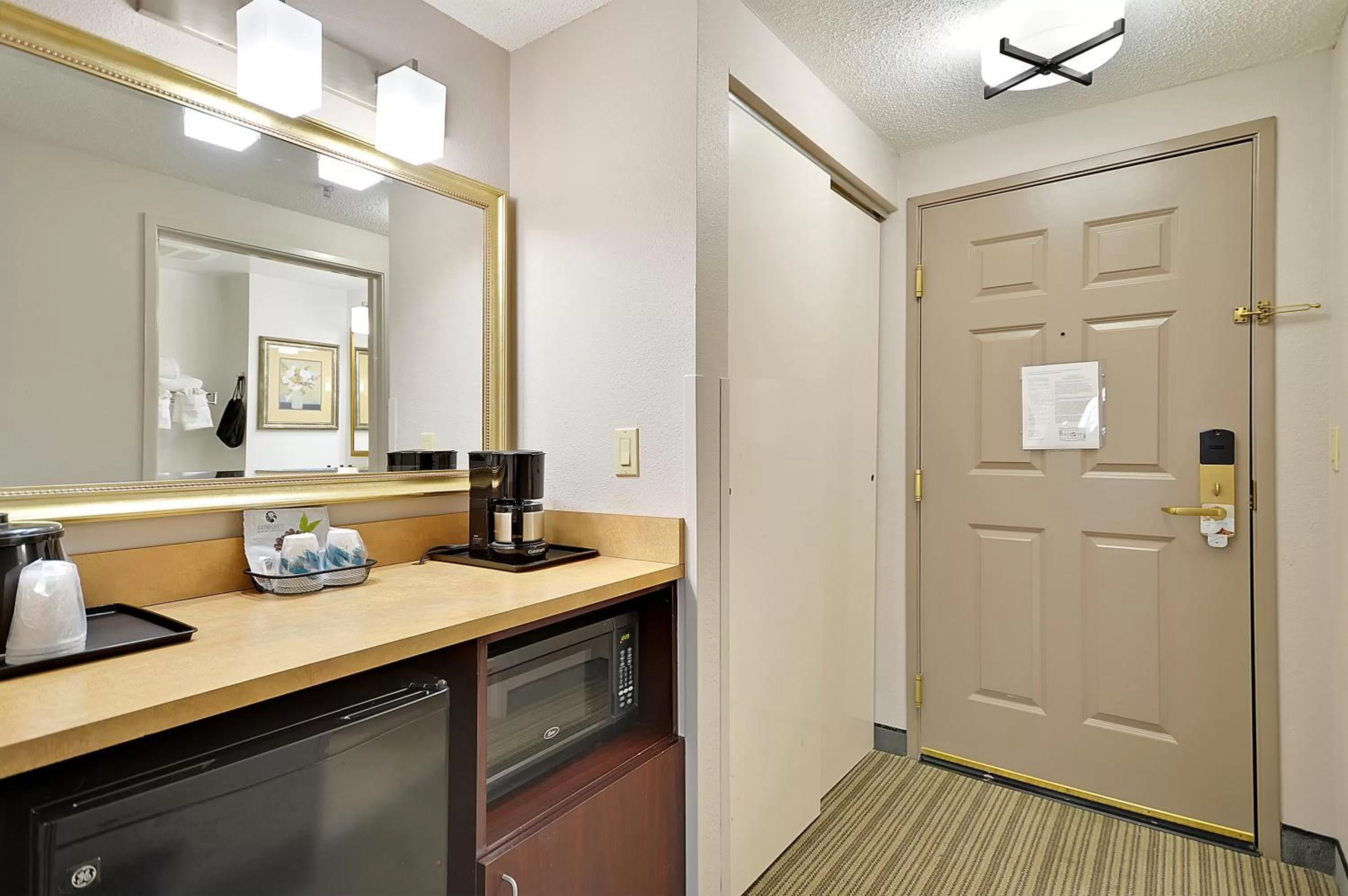 Coffee/tea facilities in Country Inn & Suites By Radisson, Charleston North, SC