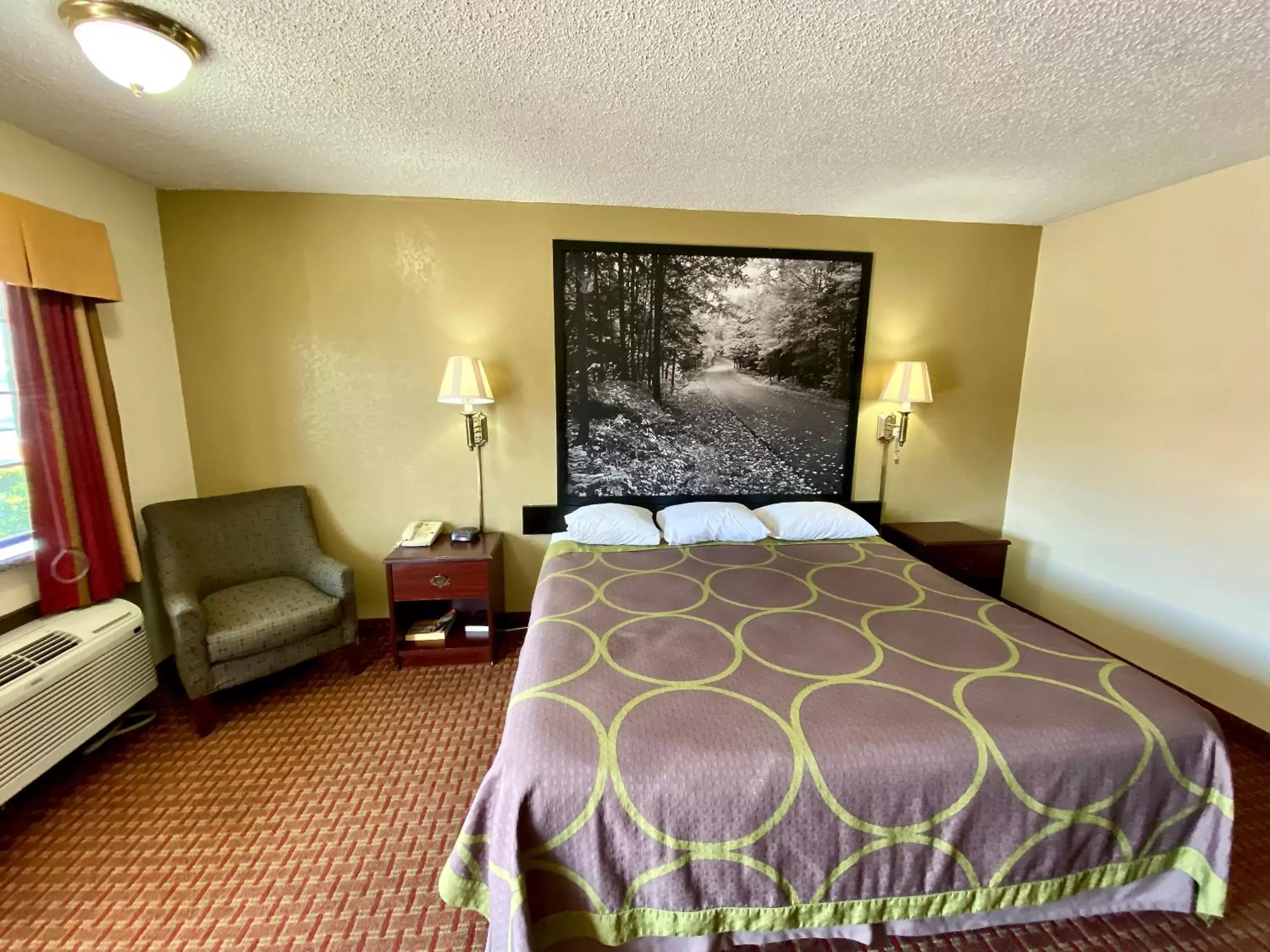 Bedroom, Bed in Super 8 by Wyndham Shawnee