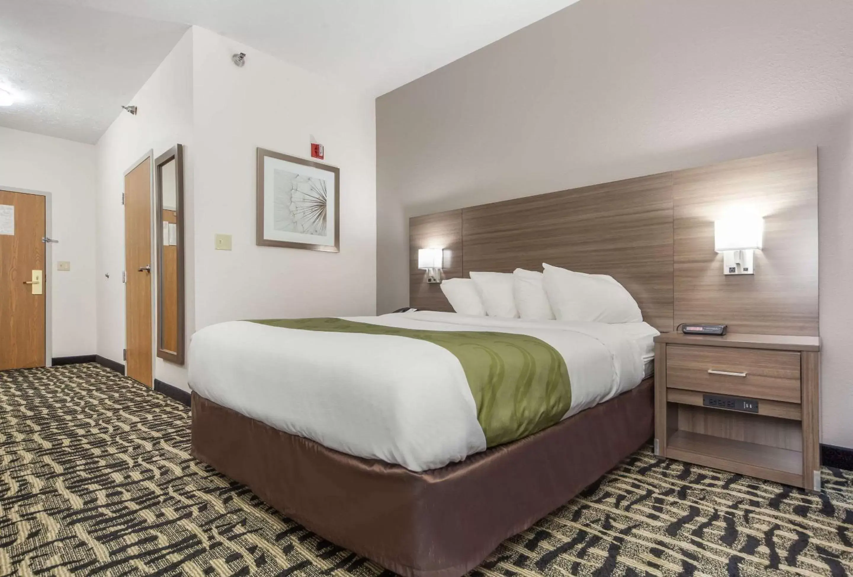 Photo of the whole room, Bed in Quality Inn & Suites West Omaha - NE Linclon