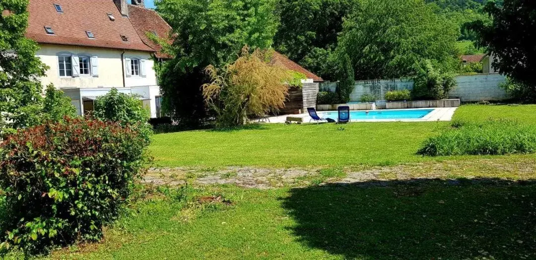 Property building, Swimming Pool in De passage chez Lili