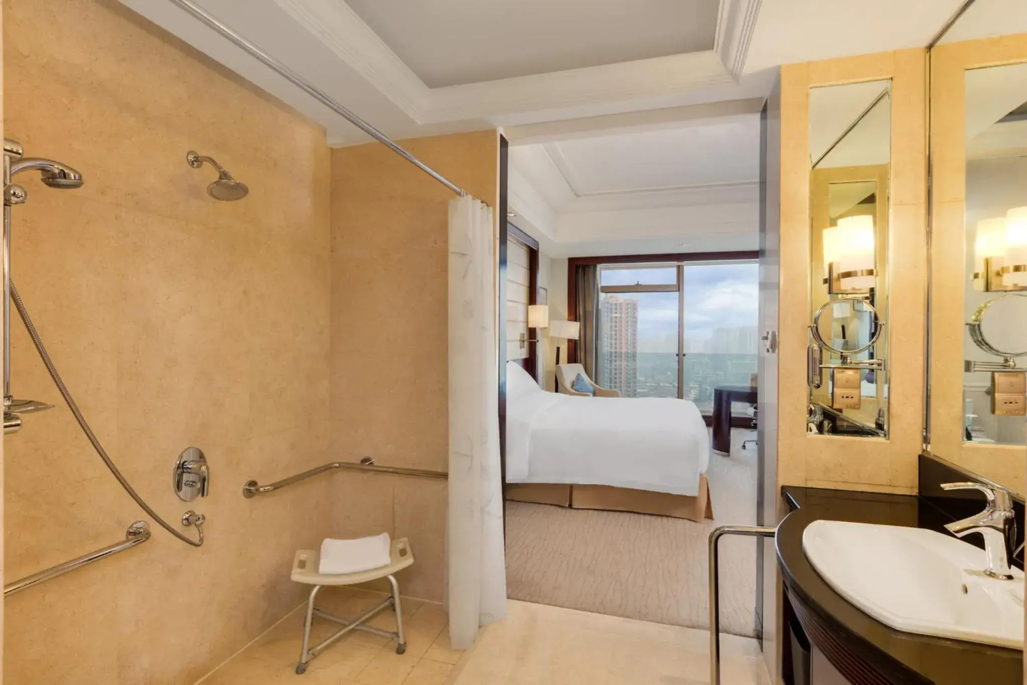 Photo of the whole room, Bathroom in Crowne Plaza Nanchang Riverside, an IHG Hotel
