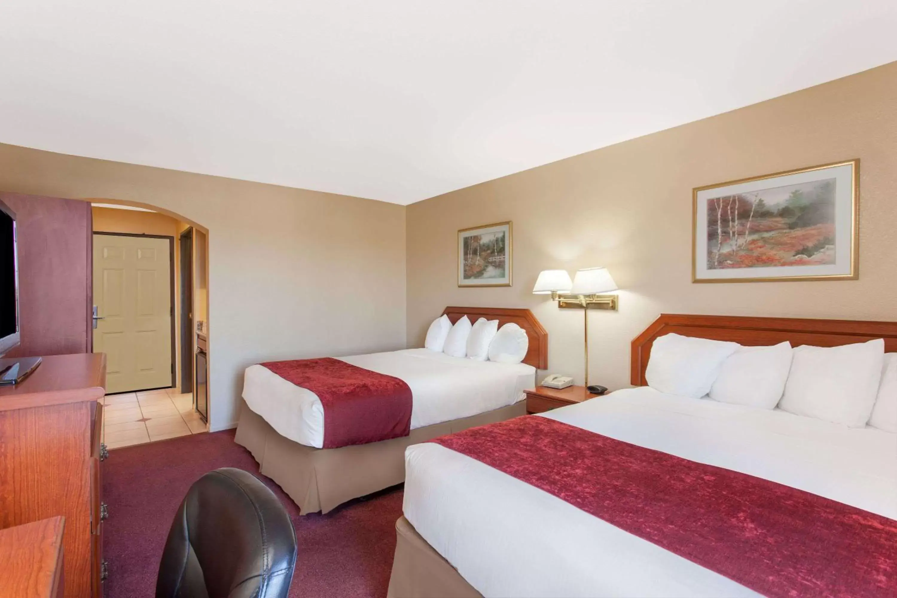 Photo of the whole room, Bed in Ramada by Wyndham Fresno Northwest