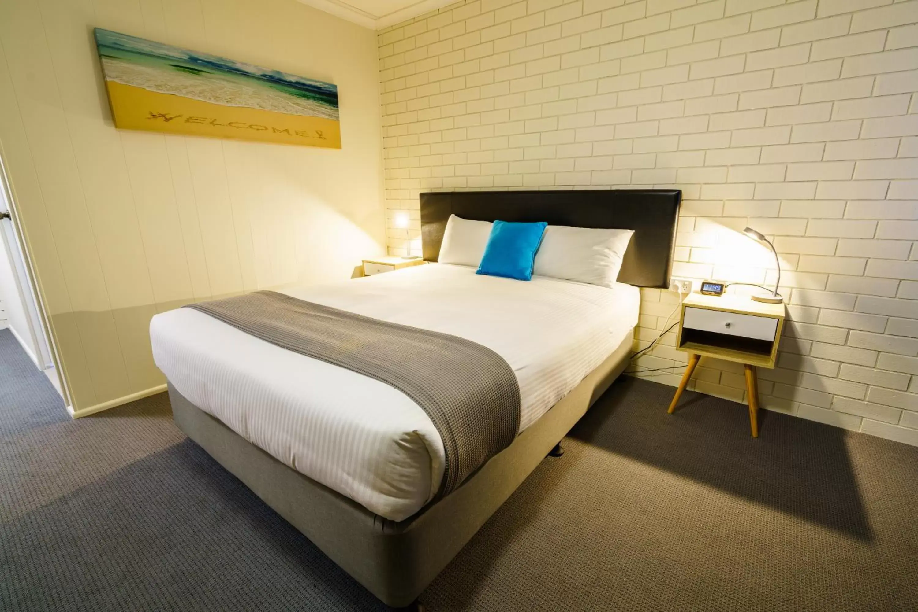 Shower, Bed in Comfort Inn on Main Hervey Bay