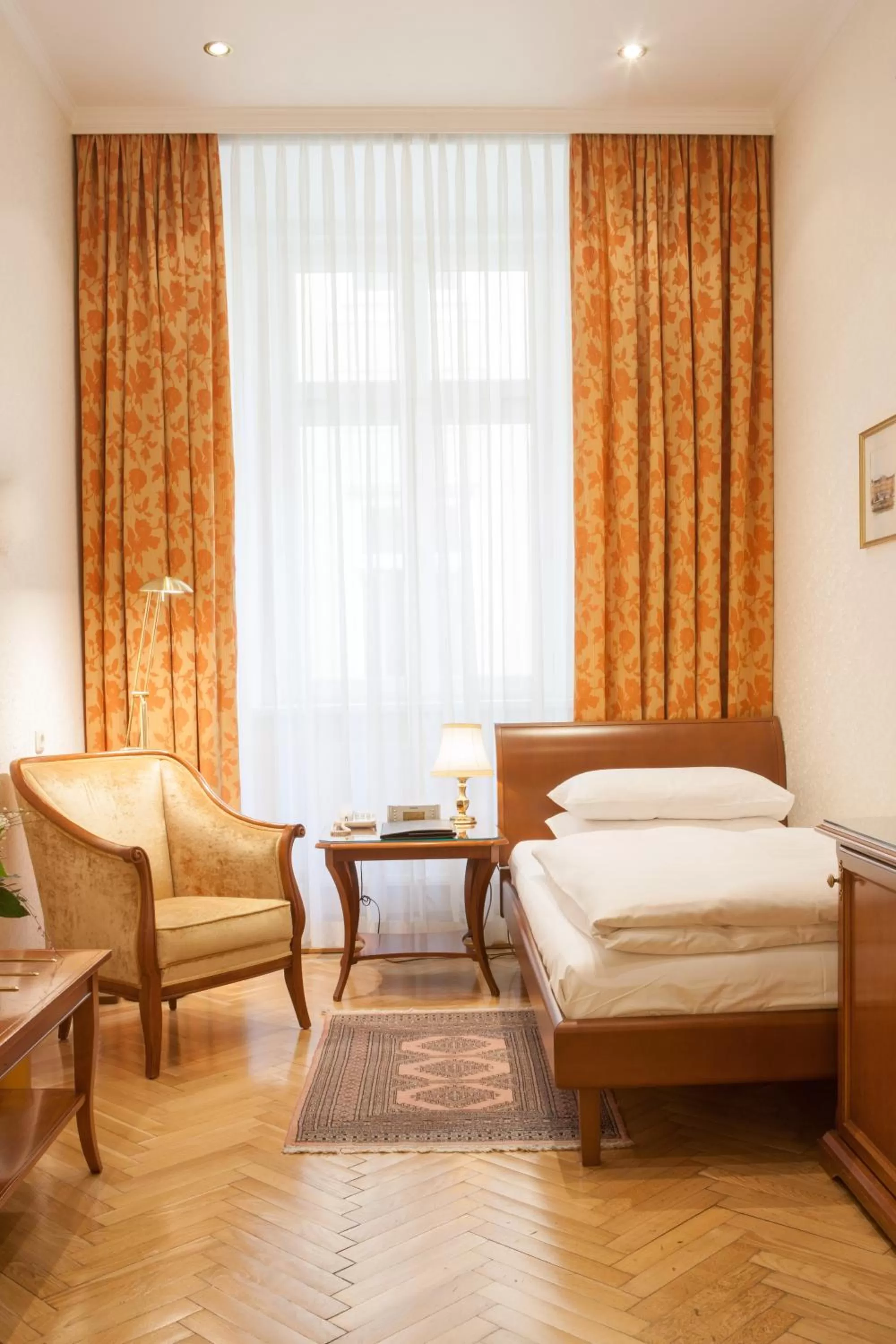 Photo of the whole room, Bed in Hotel Kaiserin Elisabeth