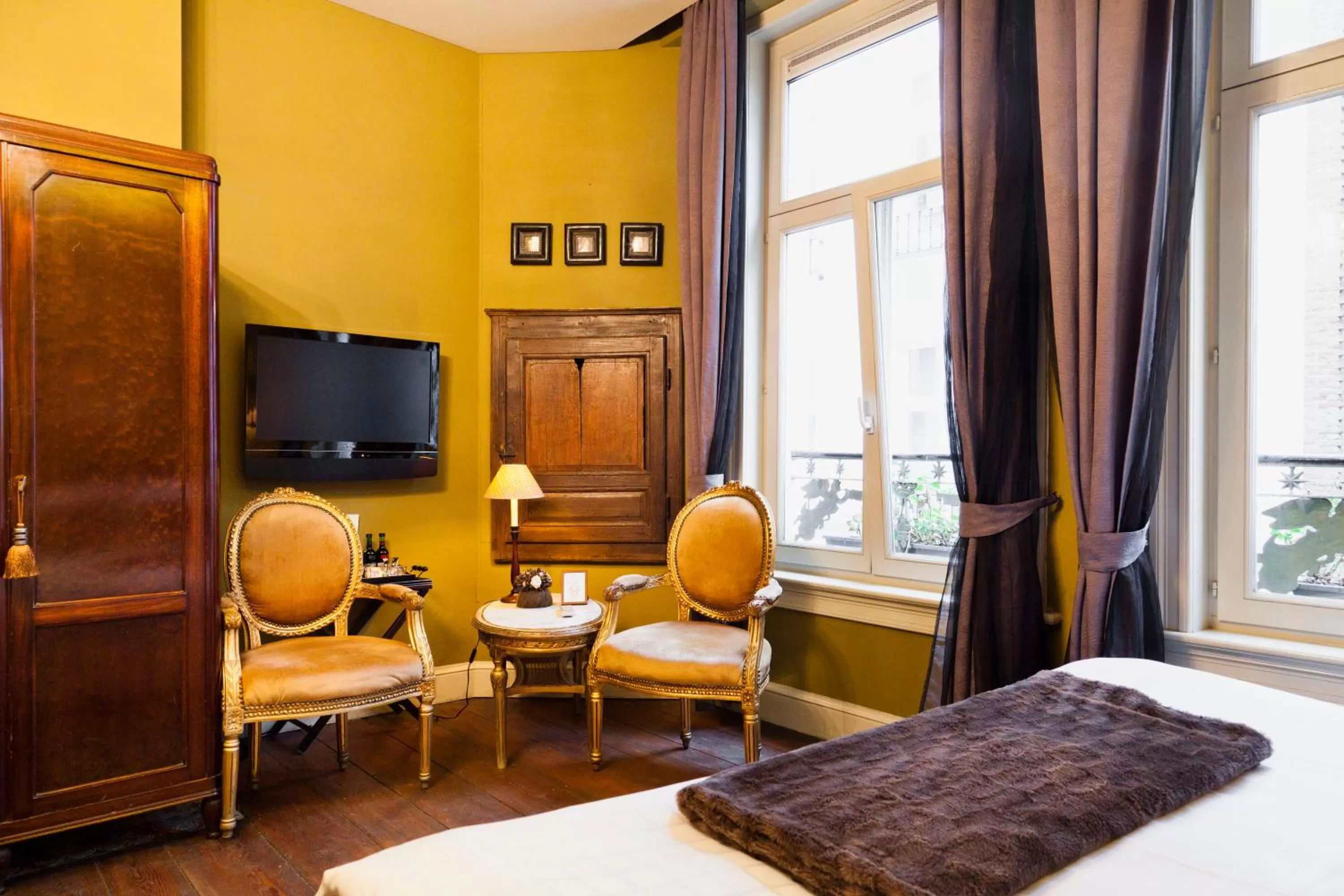 Decorative detail in Hotel Diamonds and Pearls