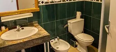 Bathroom in Hotel Ampolla Sol
